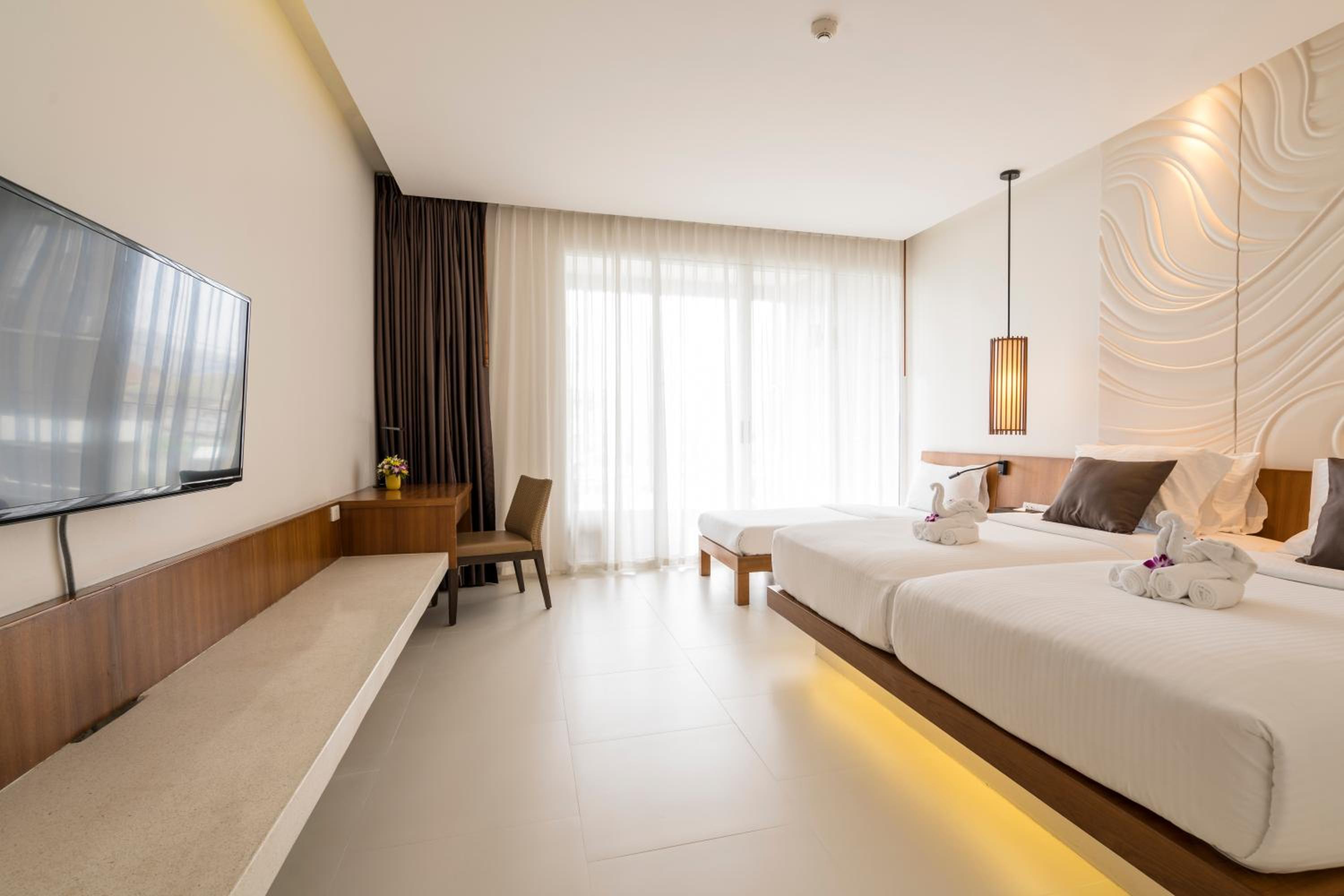 Deluxe Family Room with Balcony - Photo 12