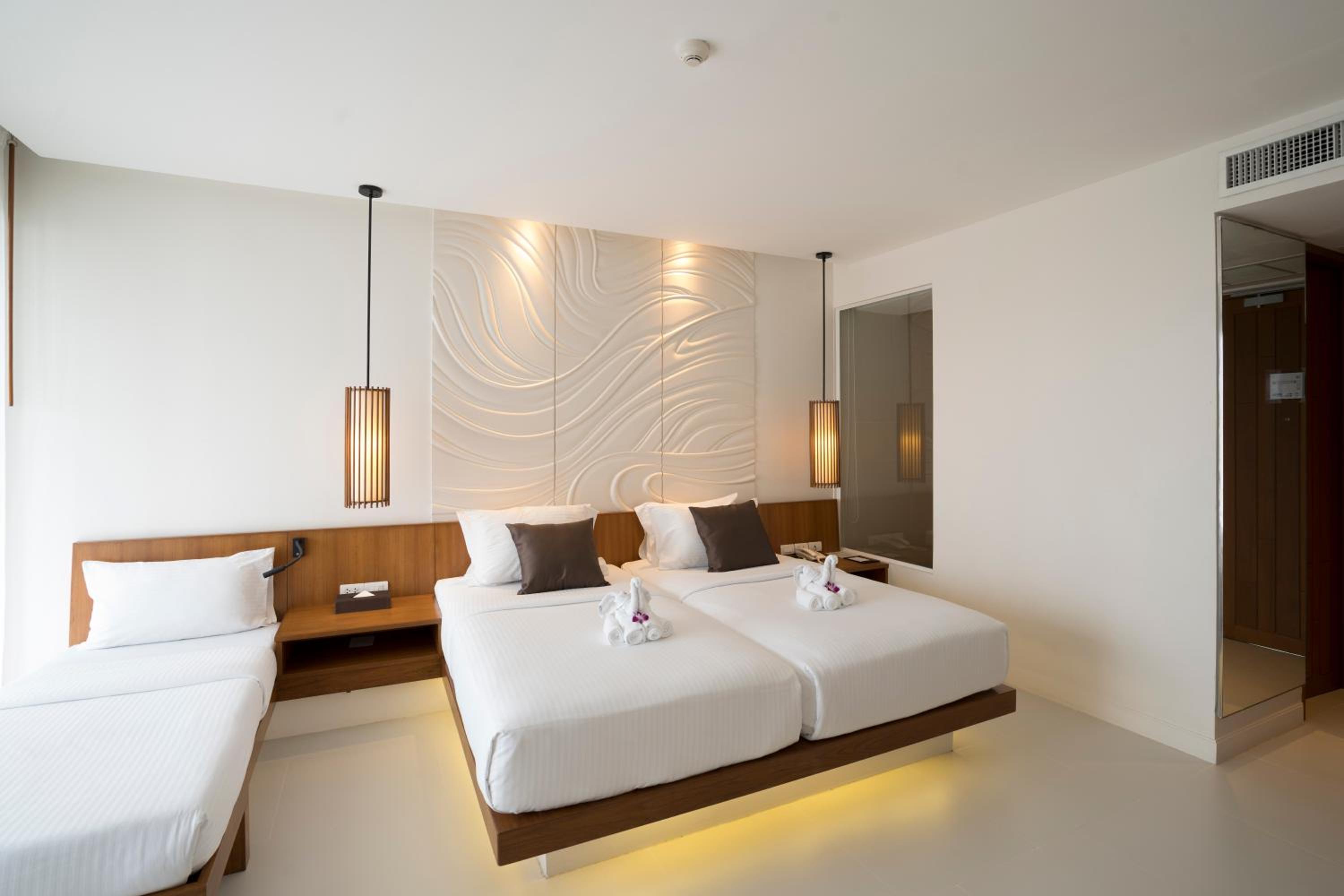 Deluxe Family Room with Balcony - Photo 11