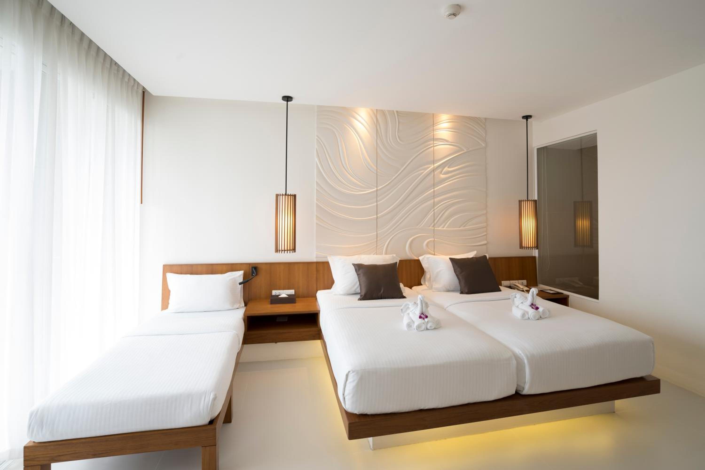 Deluxe Family Room with Balcony - Photo 10
