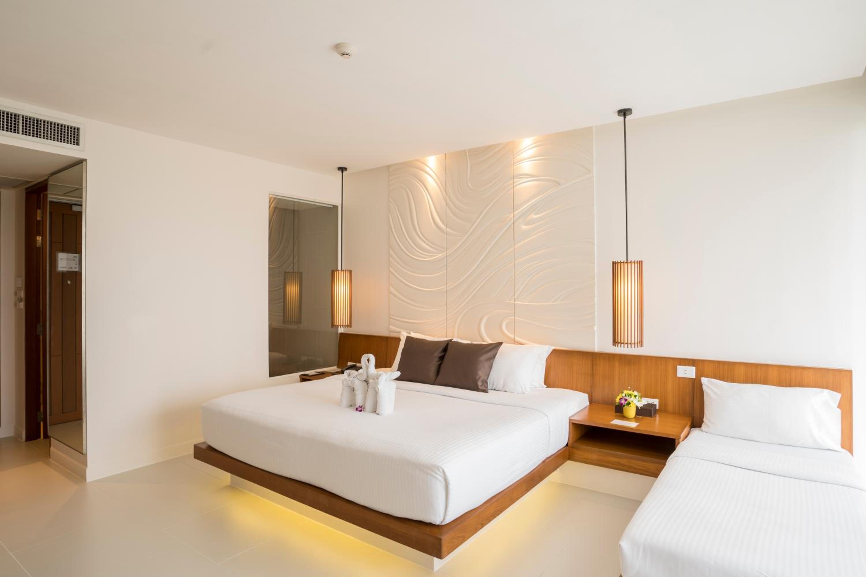Deluxe Family Room with Balcony - Photo 5