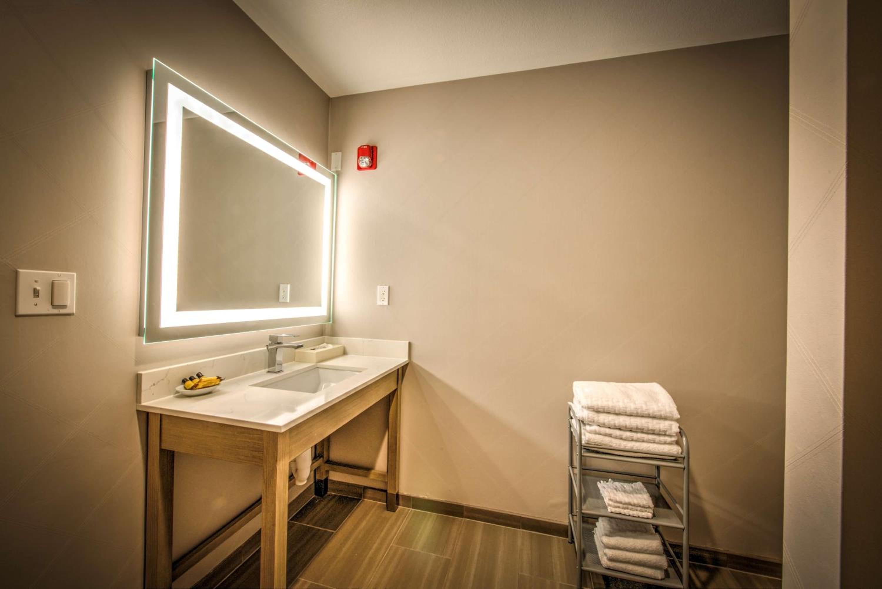 Queen Room with Two Queen Beds and Roll-In Shower - Disability Access photo 3