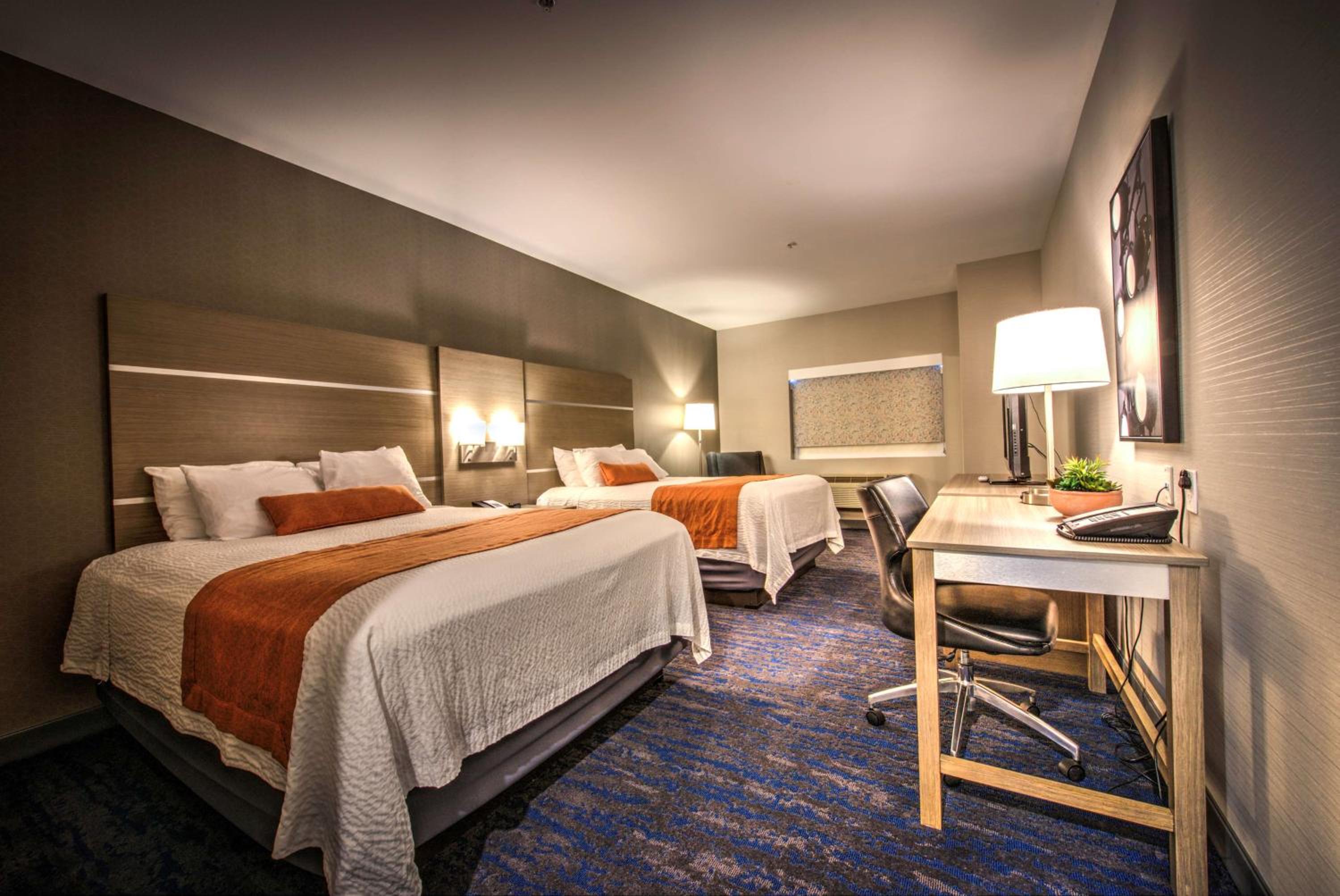 Queen Room with Two Queen Beds photo 3