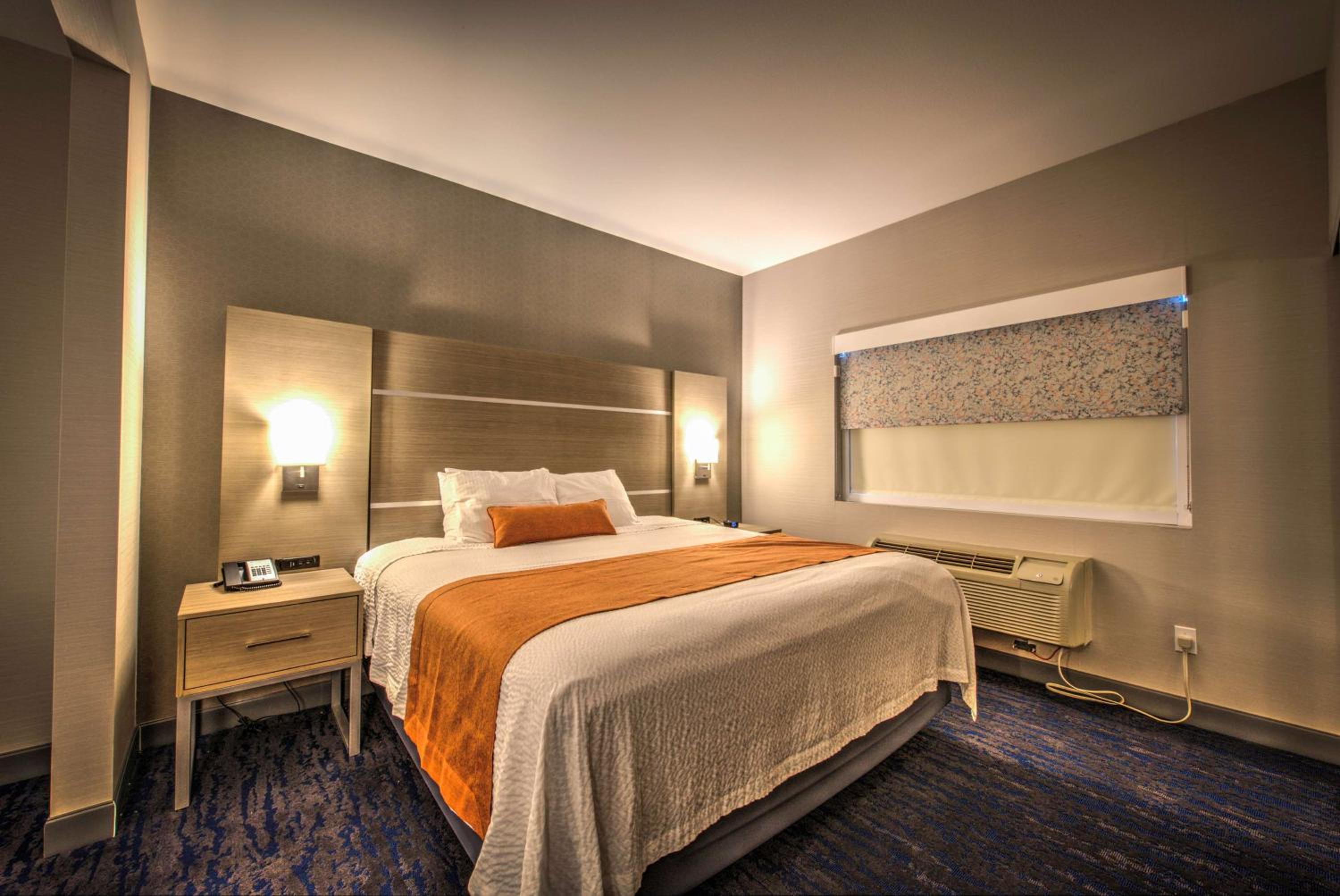 King Room with Bath Tub - Disability Access/Non-Smoking  photo 3