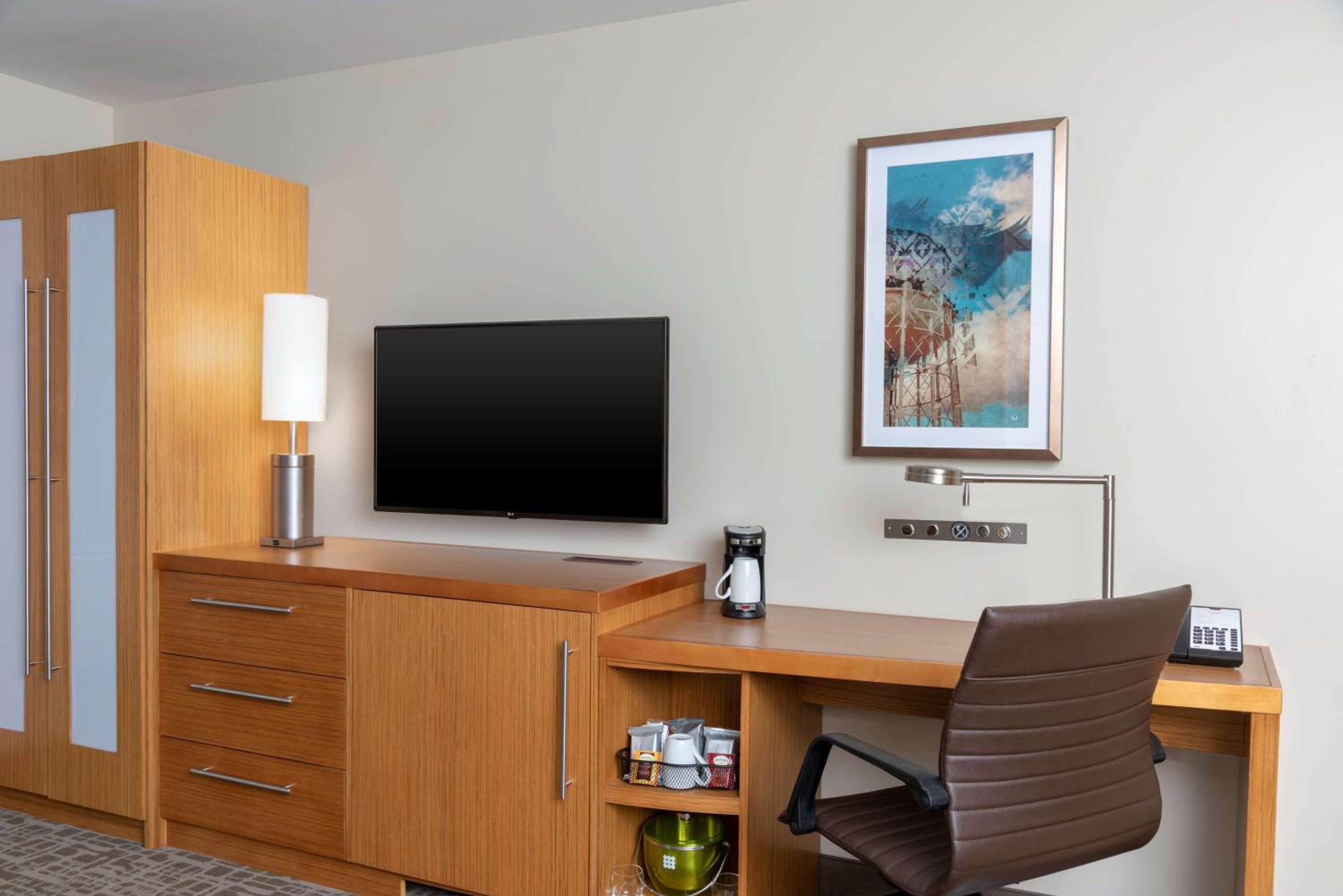 King Room with Sofa Bed and Roll-In Shower - Disability Access photo 3