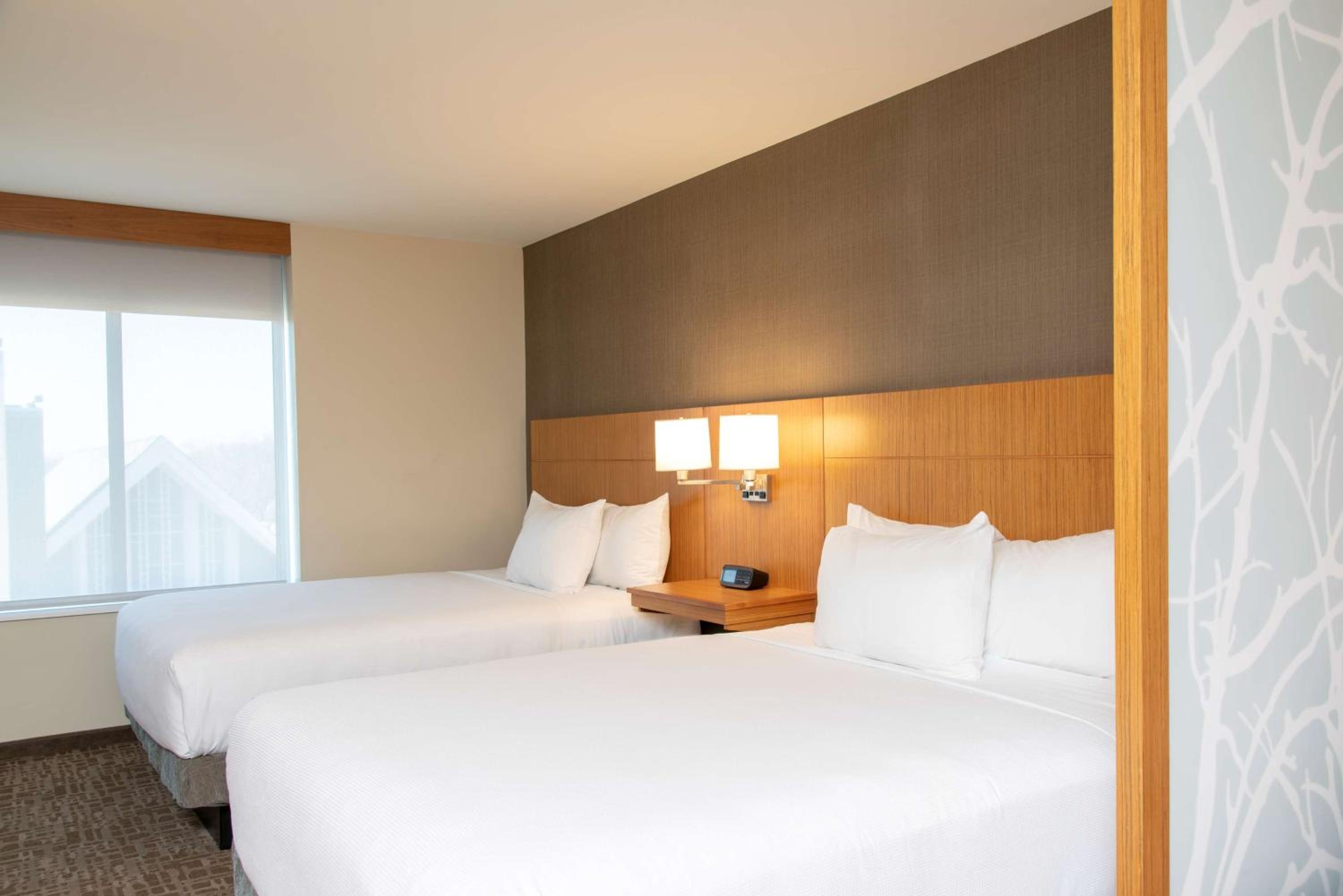 Queen Room with Two Queen Beds and Sofa Bed - High Floor photo 3