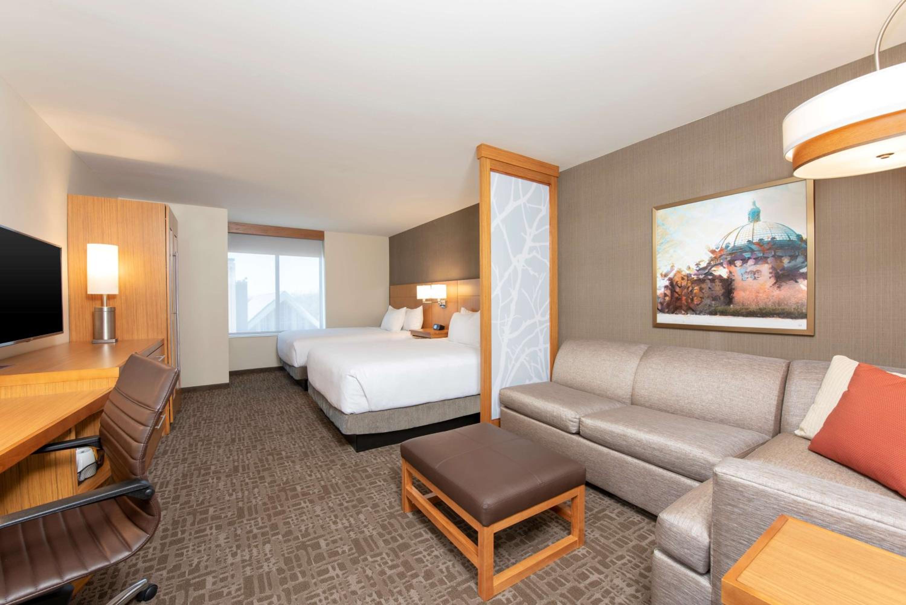 Queen Room with Two Queen Beds and Sofa Bed - High Floor photo 1