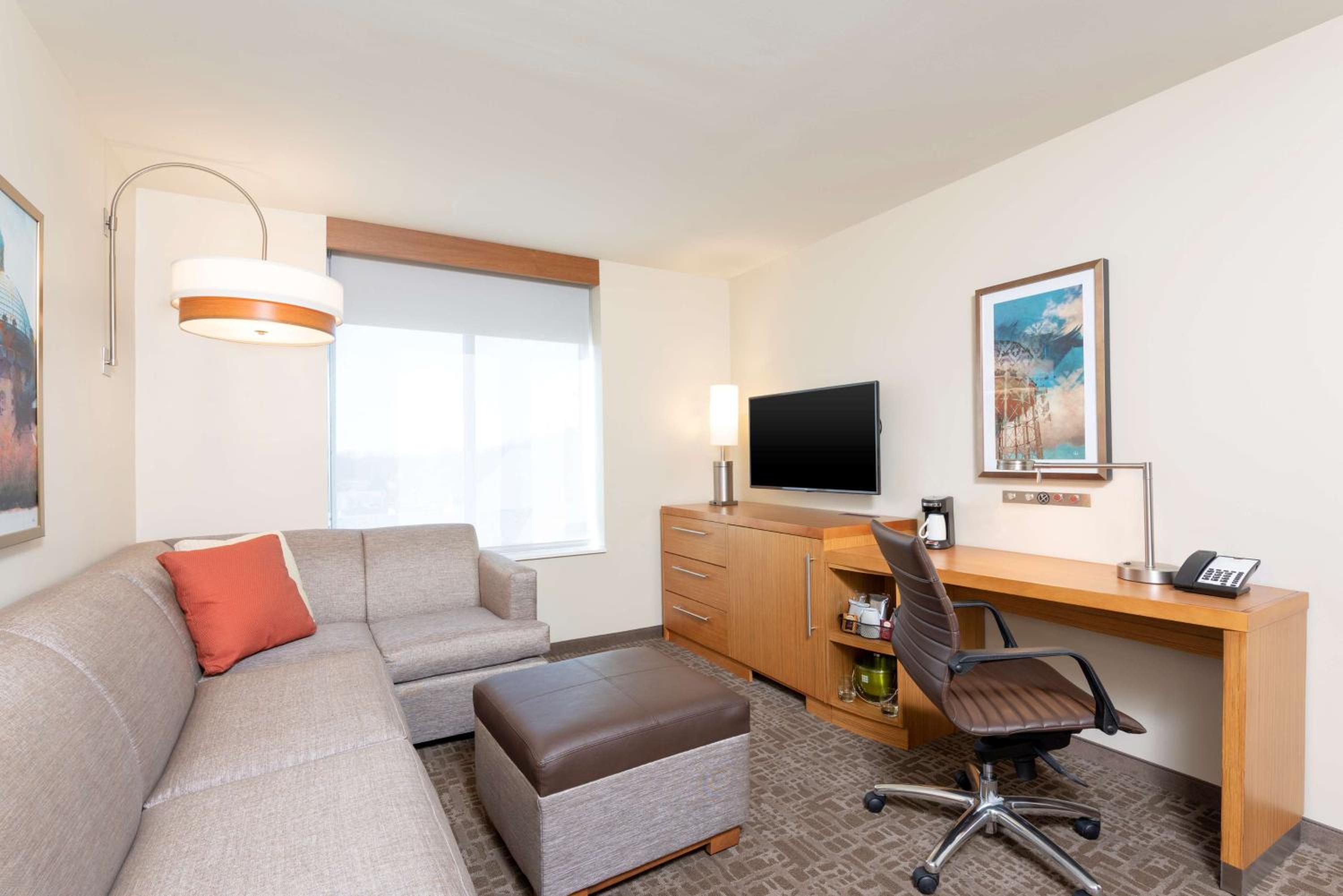 Queen Room with Two Queen Beds and Sofa Bed photo 3