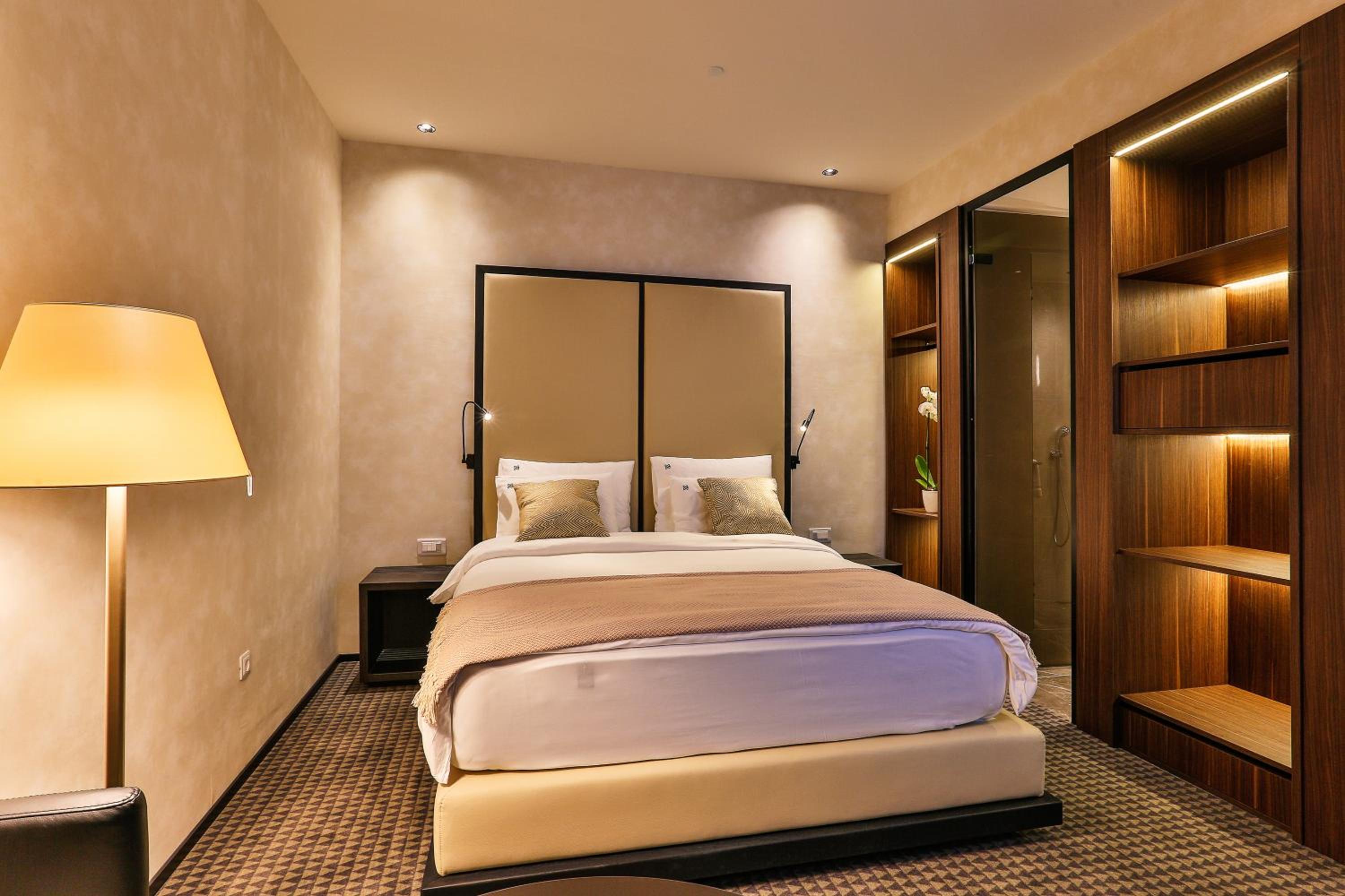 Standard King Room - Photo 5