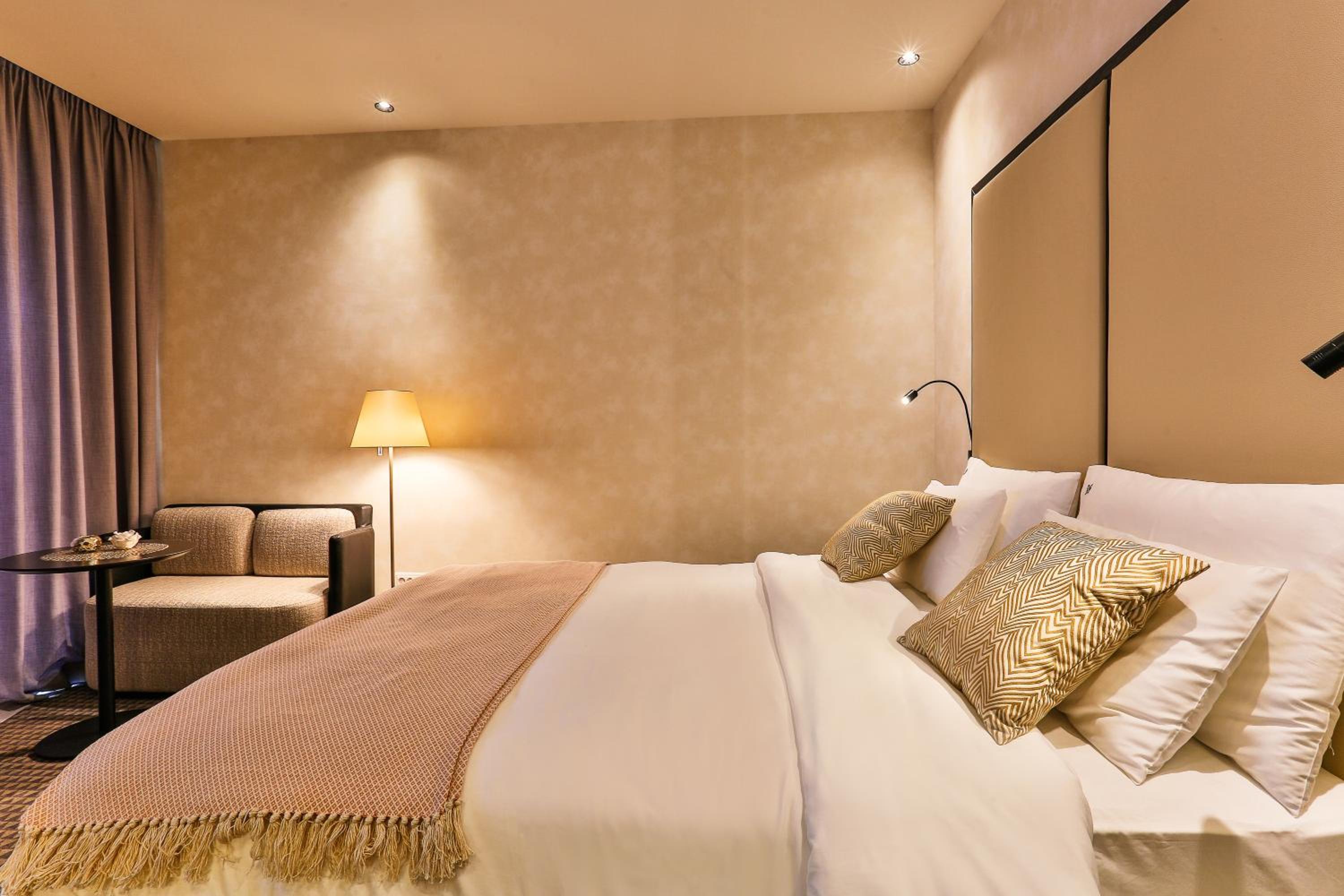 Standard King Room - Photo 6