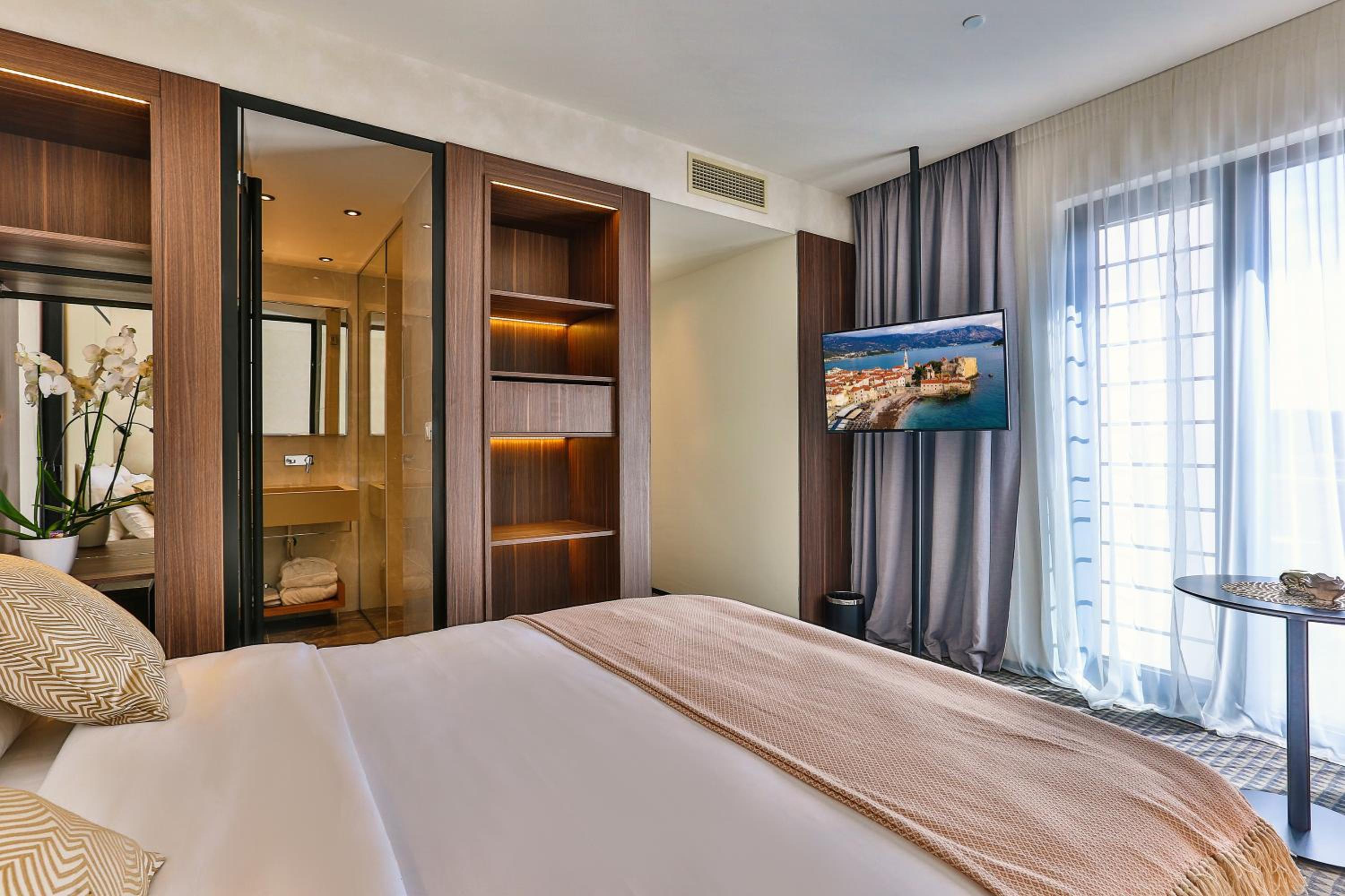 Standard King Room - Photo 4