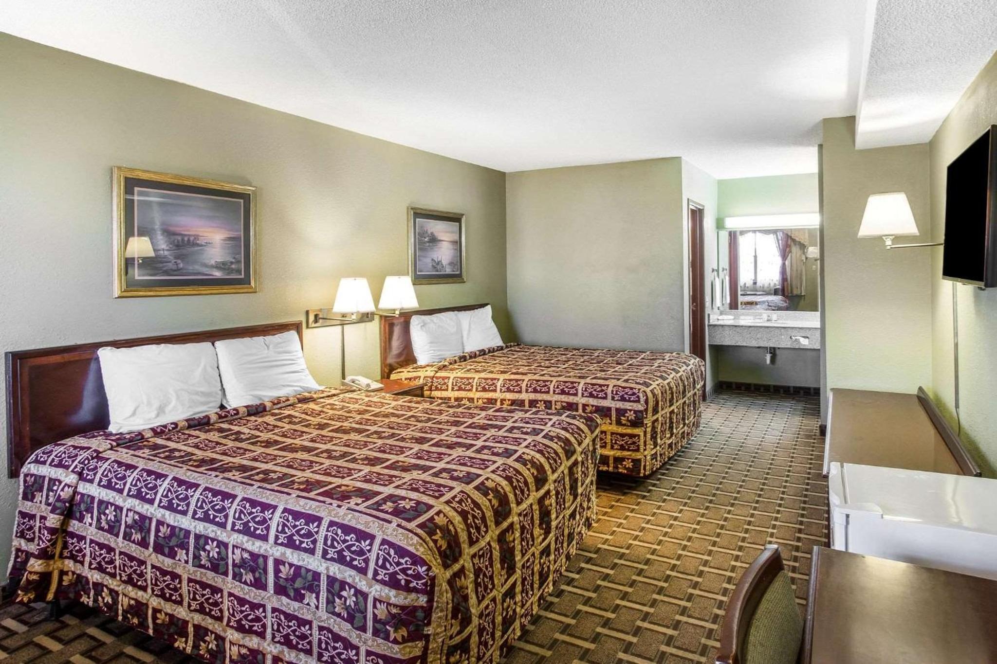 Queen Room with Two Queen Beds - Non-Smoking - Photo 3