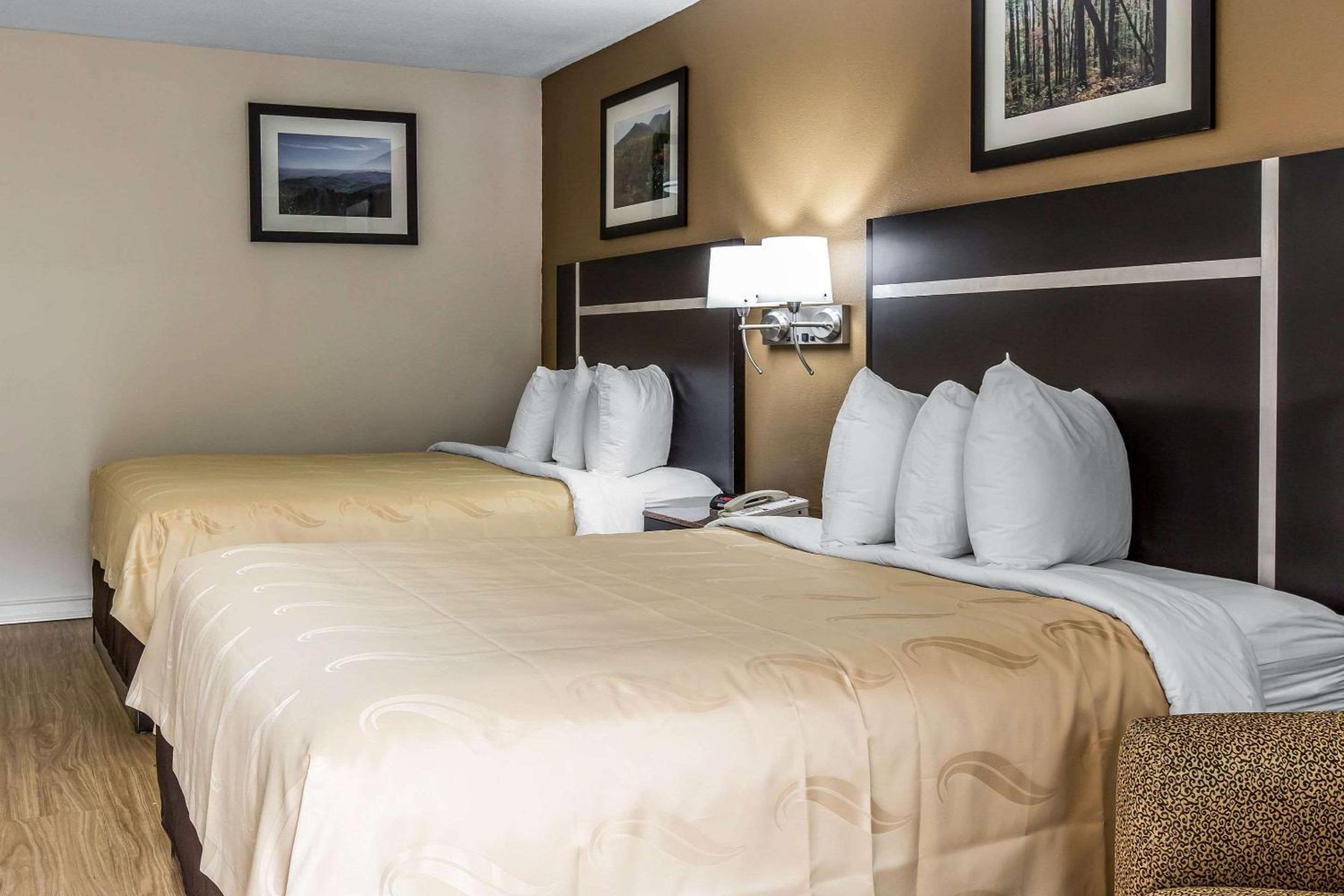 Standard Room with Two Queen Beds with Fireplace and Balcony - Photo 9