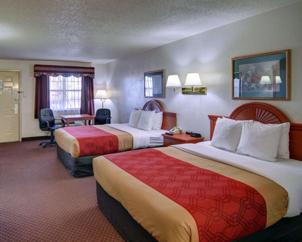Queen Room with Two Queen Beds - Non-Smoking - Photo 3