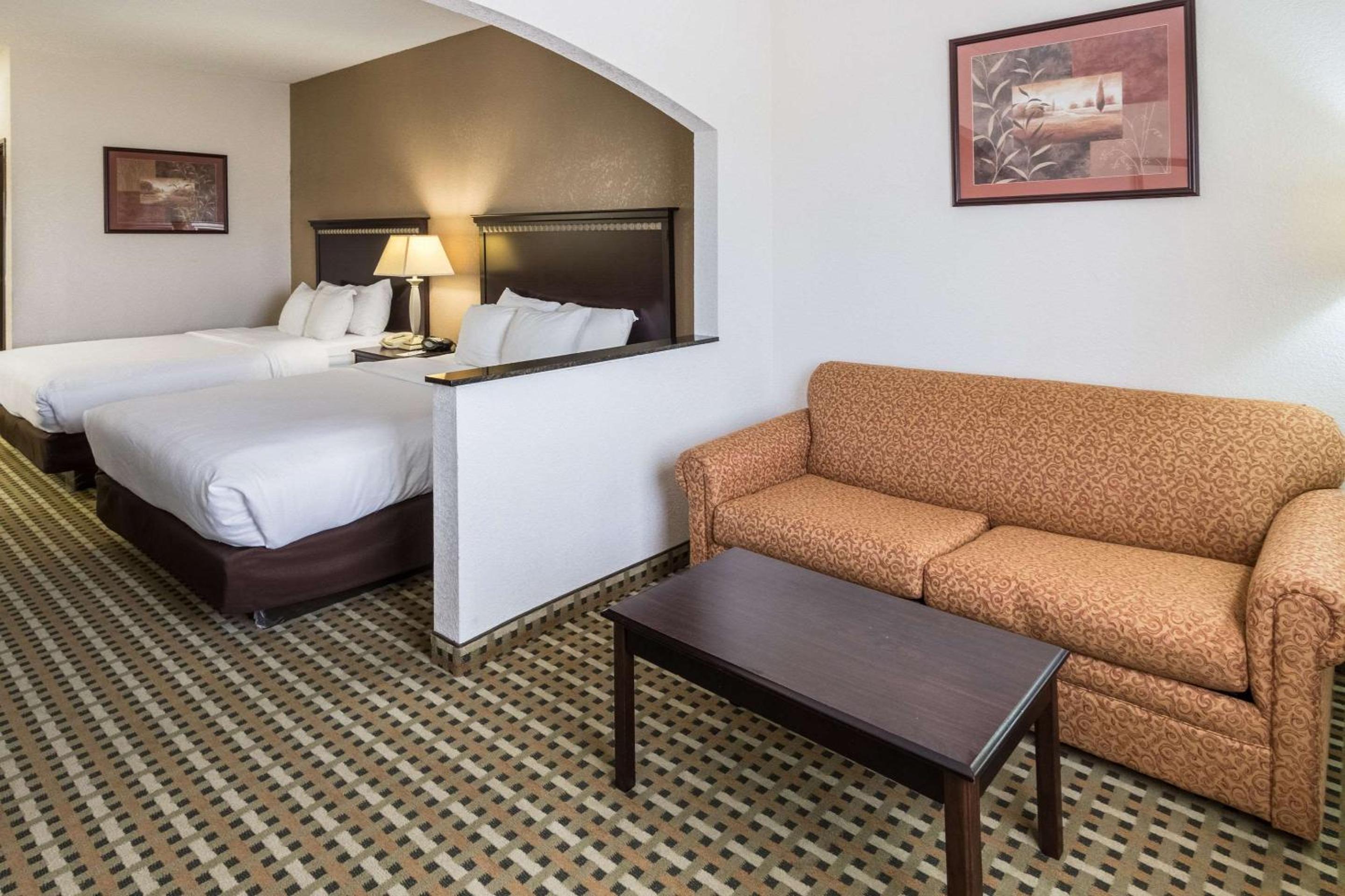 Queen Suite with Two Queen Beds - Non-Smoking - Photo 1