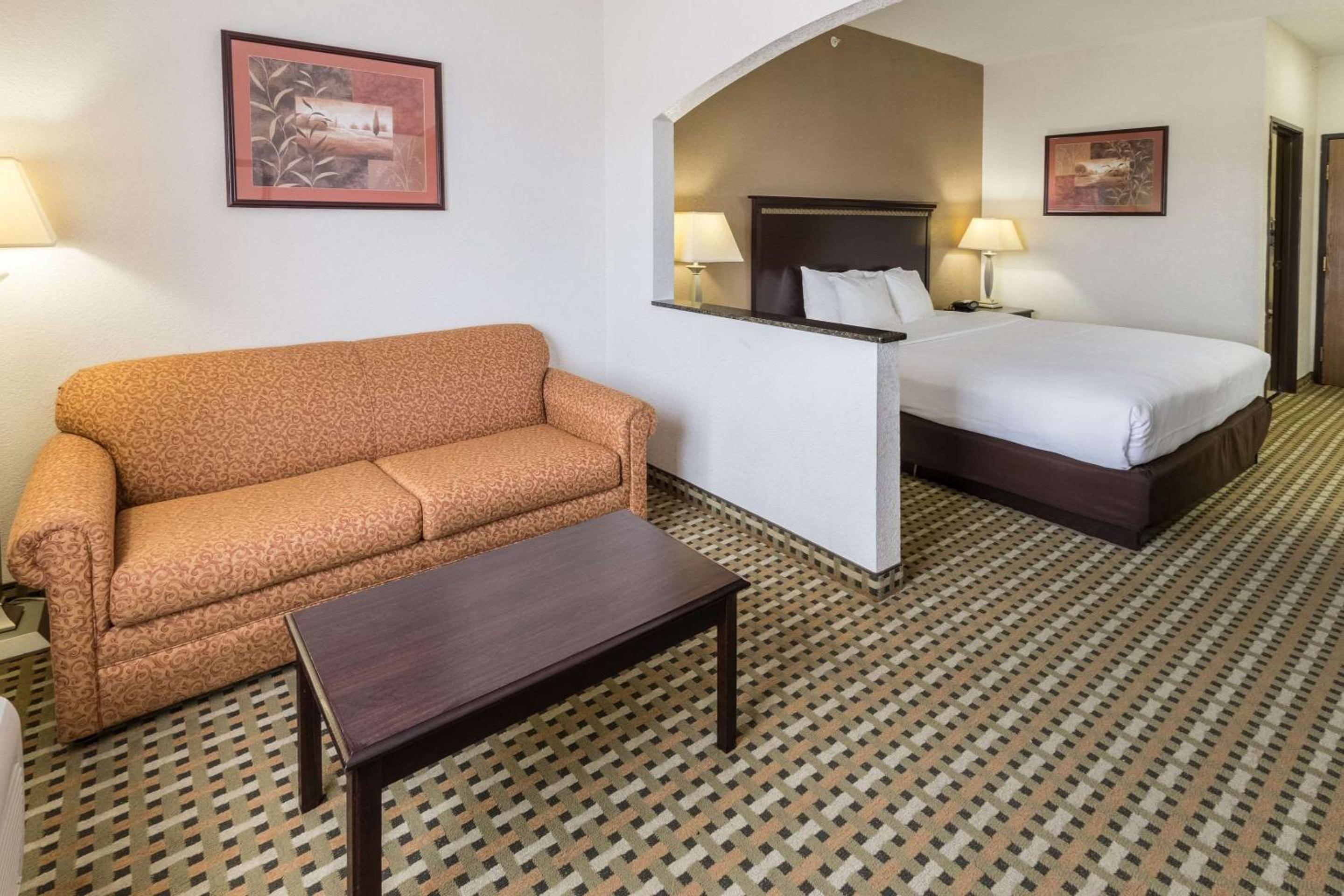 King Suite - Non-Smoking - Photo 1
