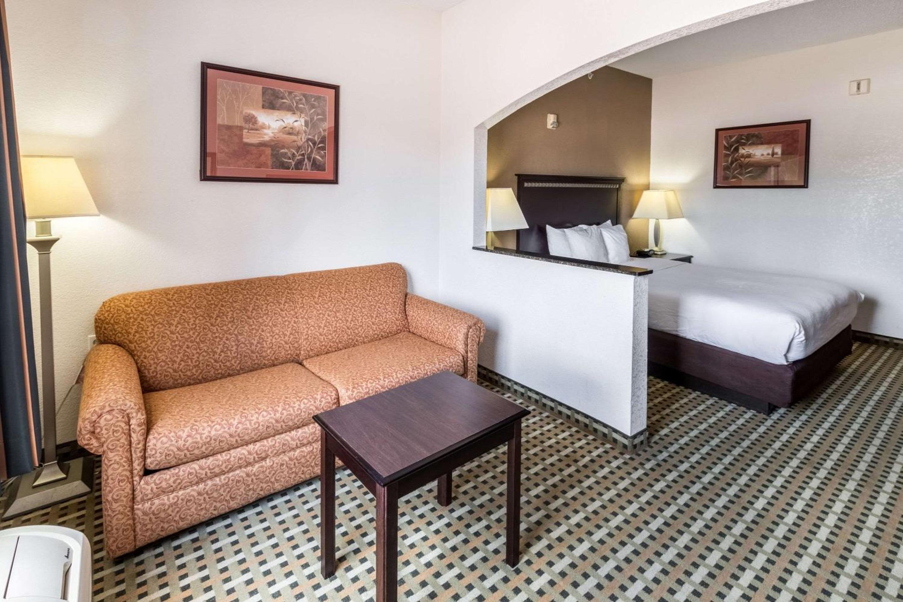 Queen Suite - Non-Smoking - Photo 2