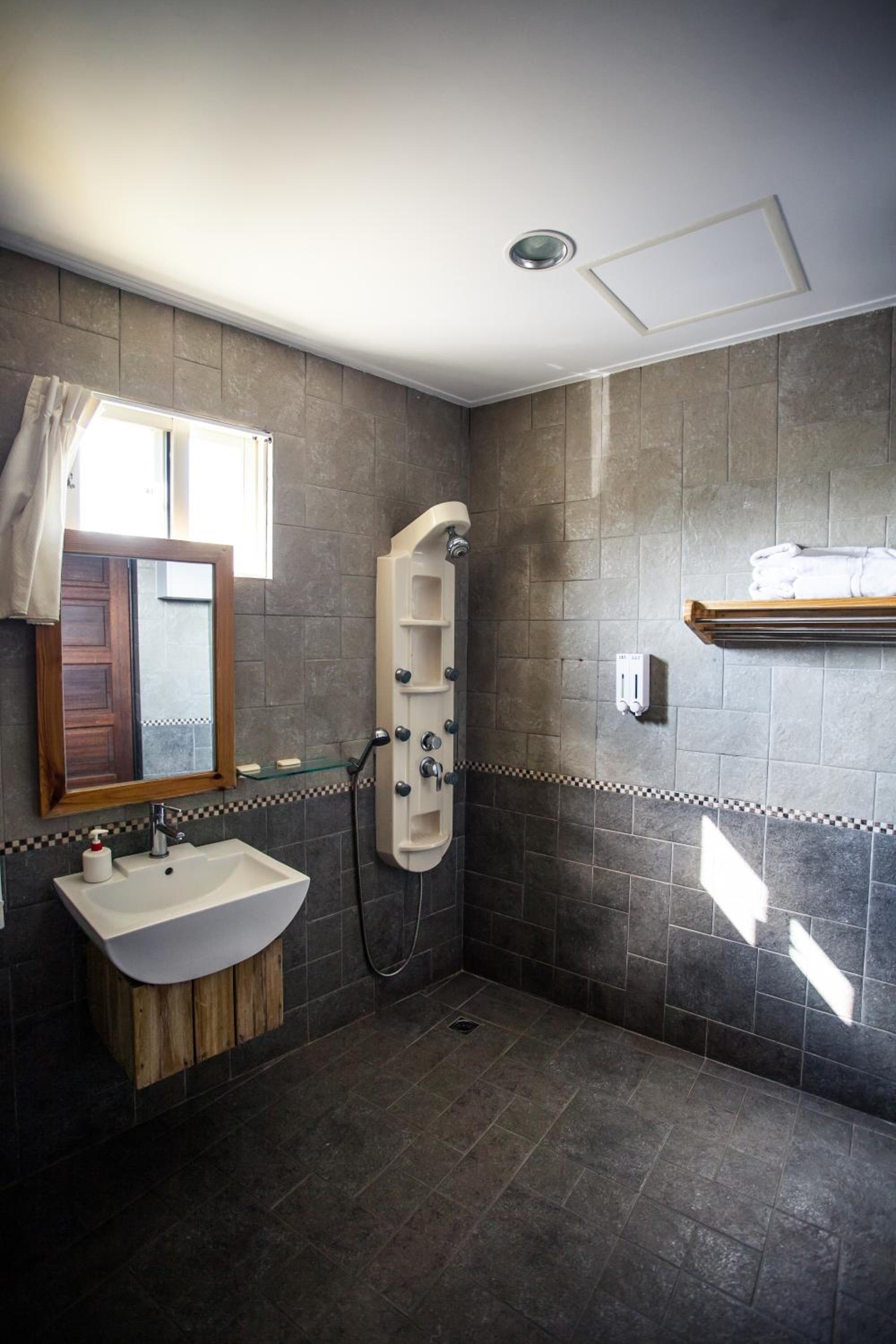 Quadruple Room with Sea View - Photo 3
