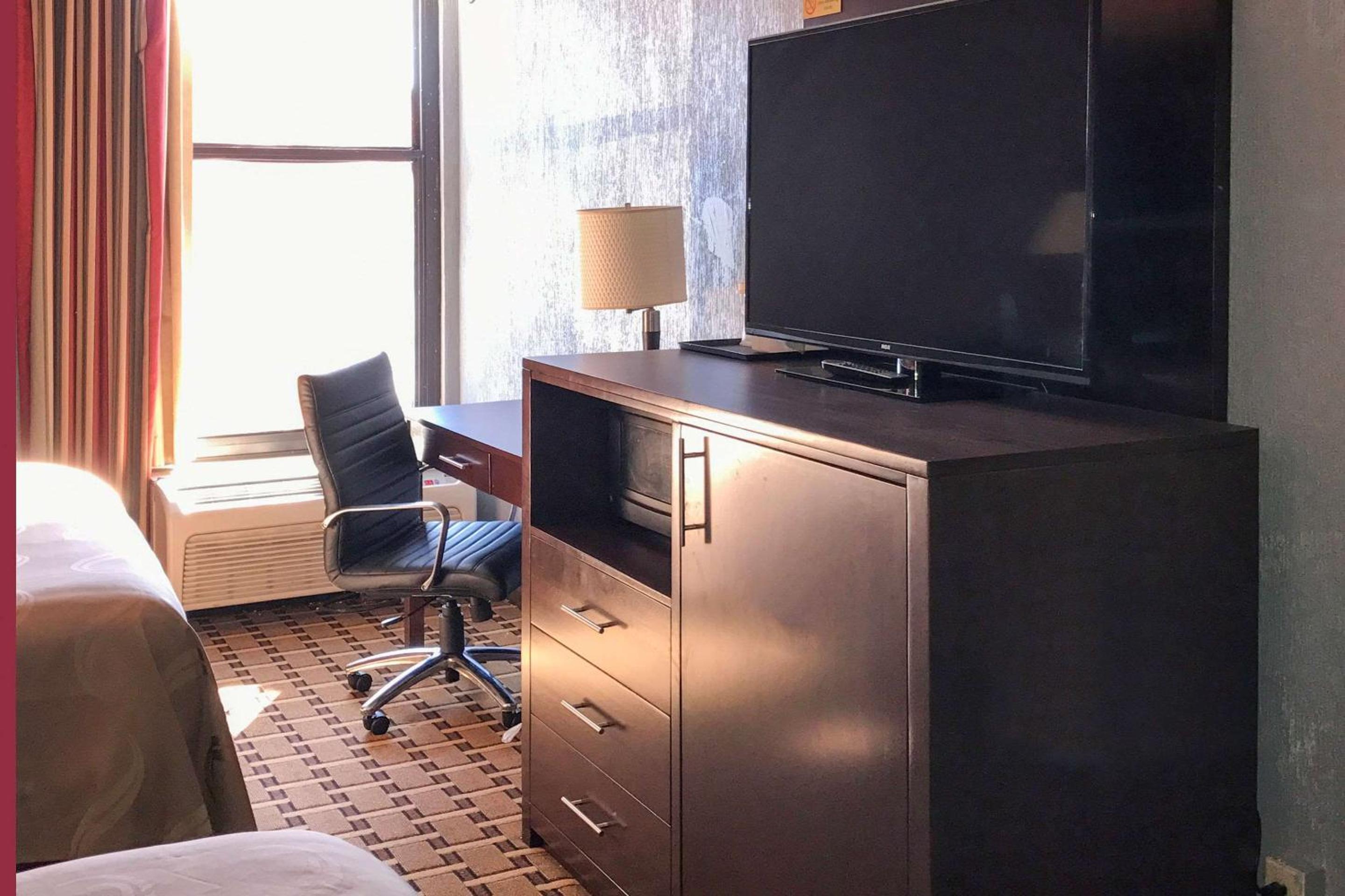 Standard King Room with Tub - Accessible/Non-Smoking - Photo 1