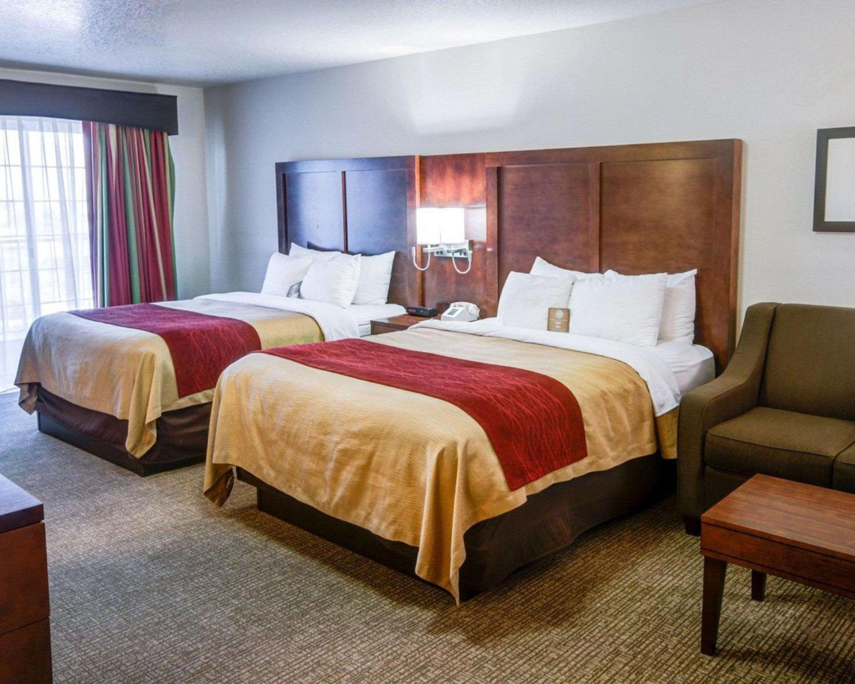 Queen Room with Two Queen Beds and Sofa Bed - Non-Smoking - Photo 4