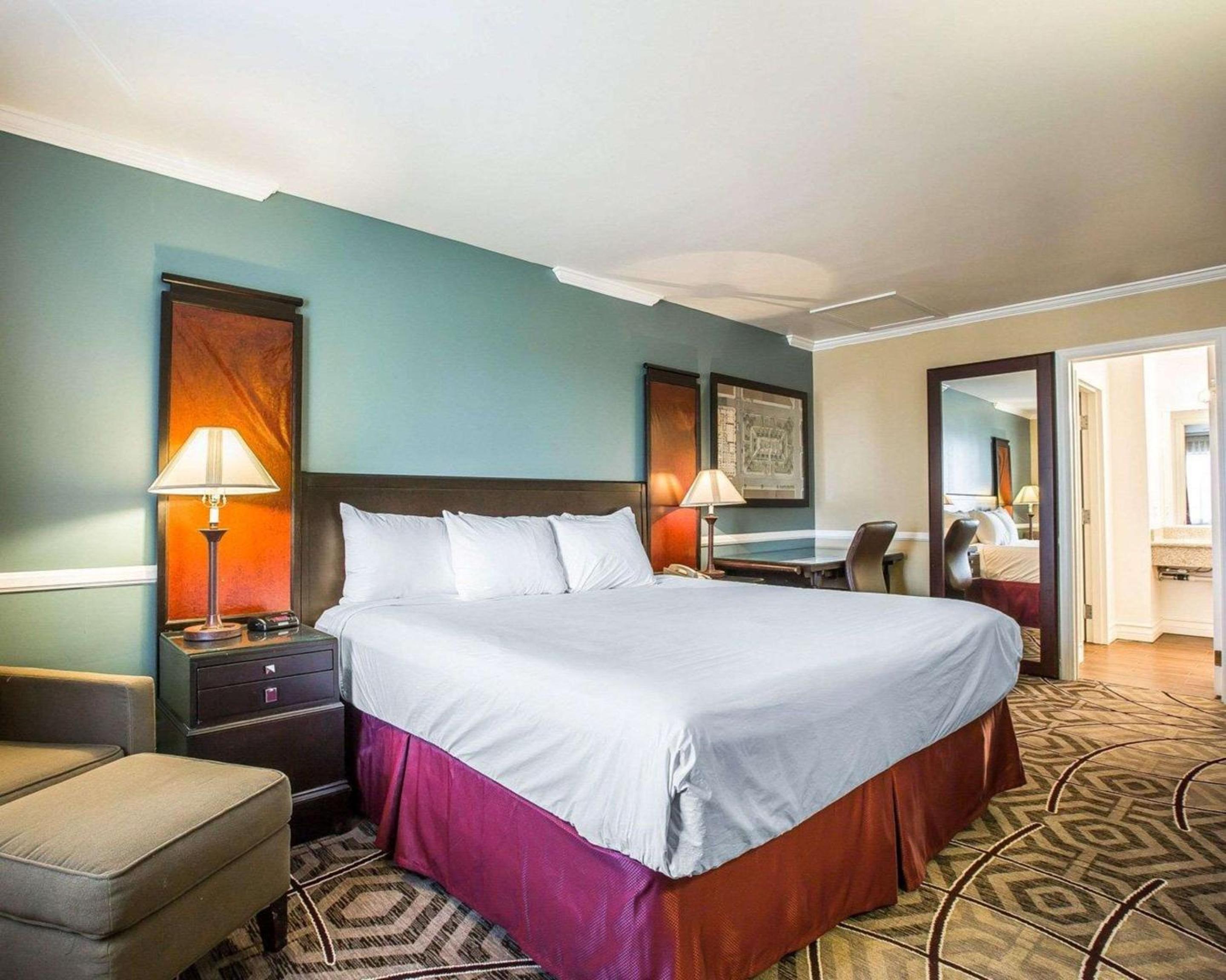 Standard King Room - Photo 7