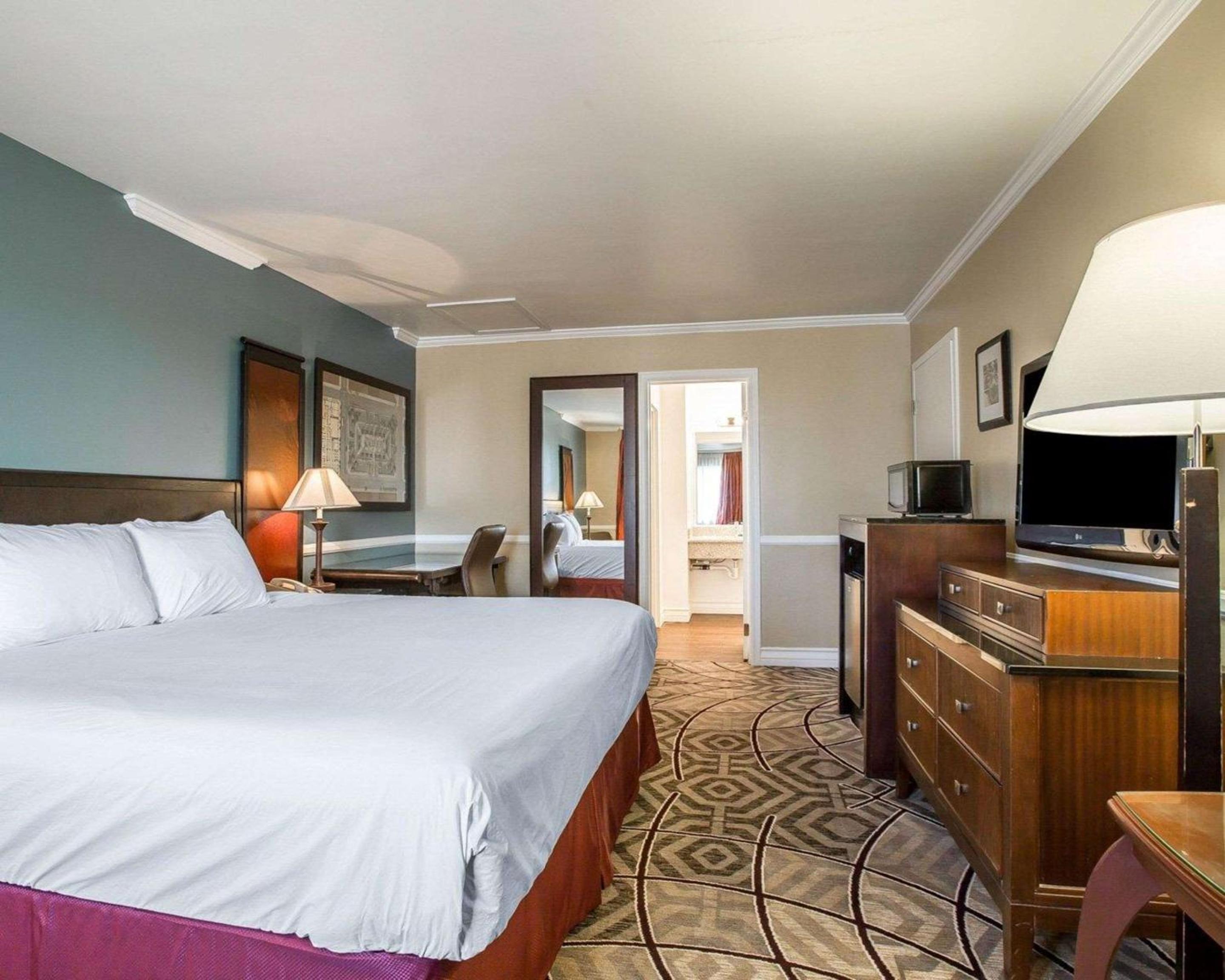 Standard King Room - Photo 3
