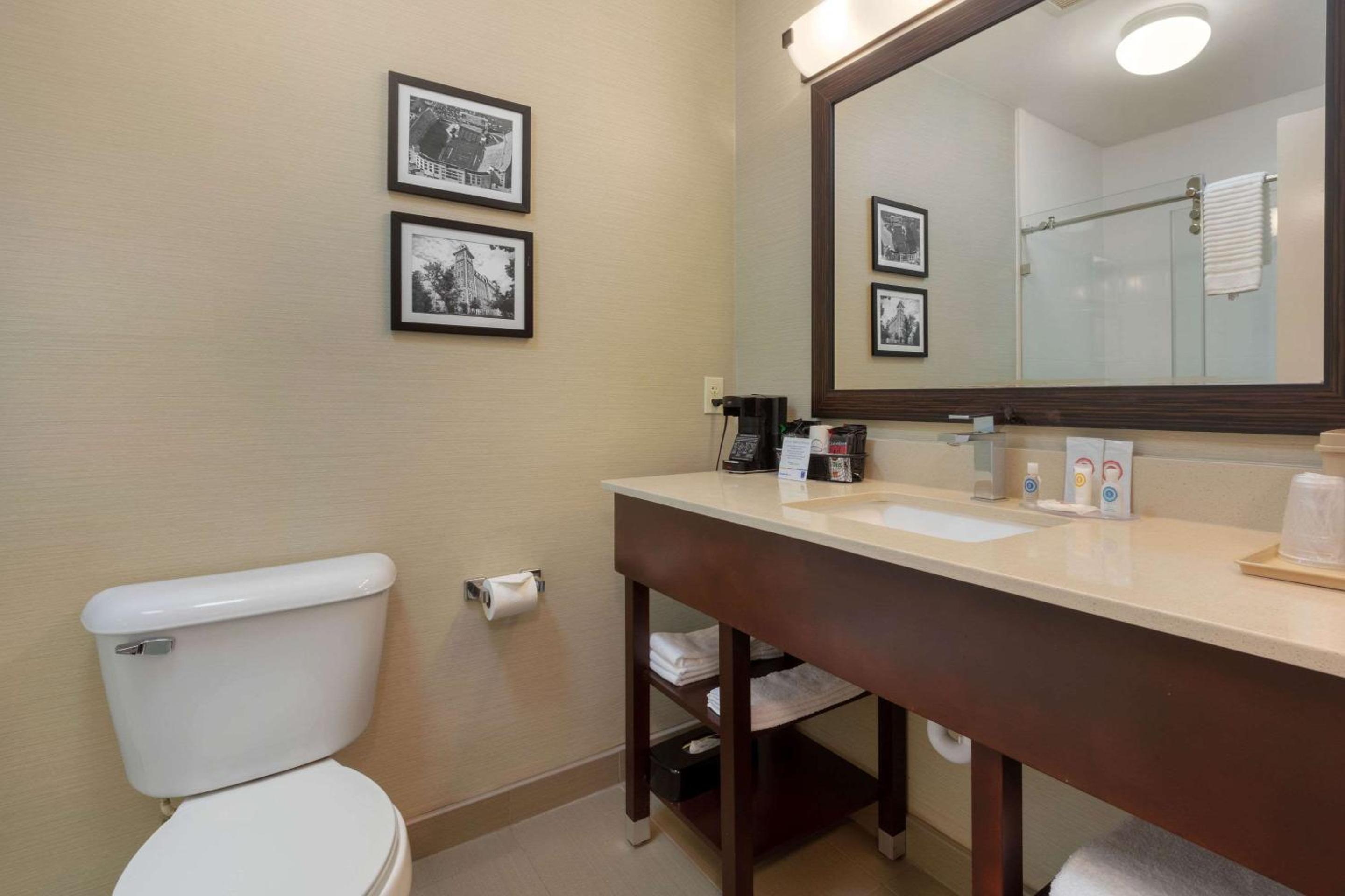 Queen Suite with Two Queen Beds and Sofa Bed - Non Smoking - Photo 2