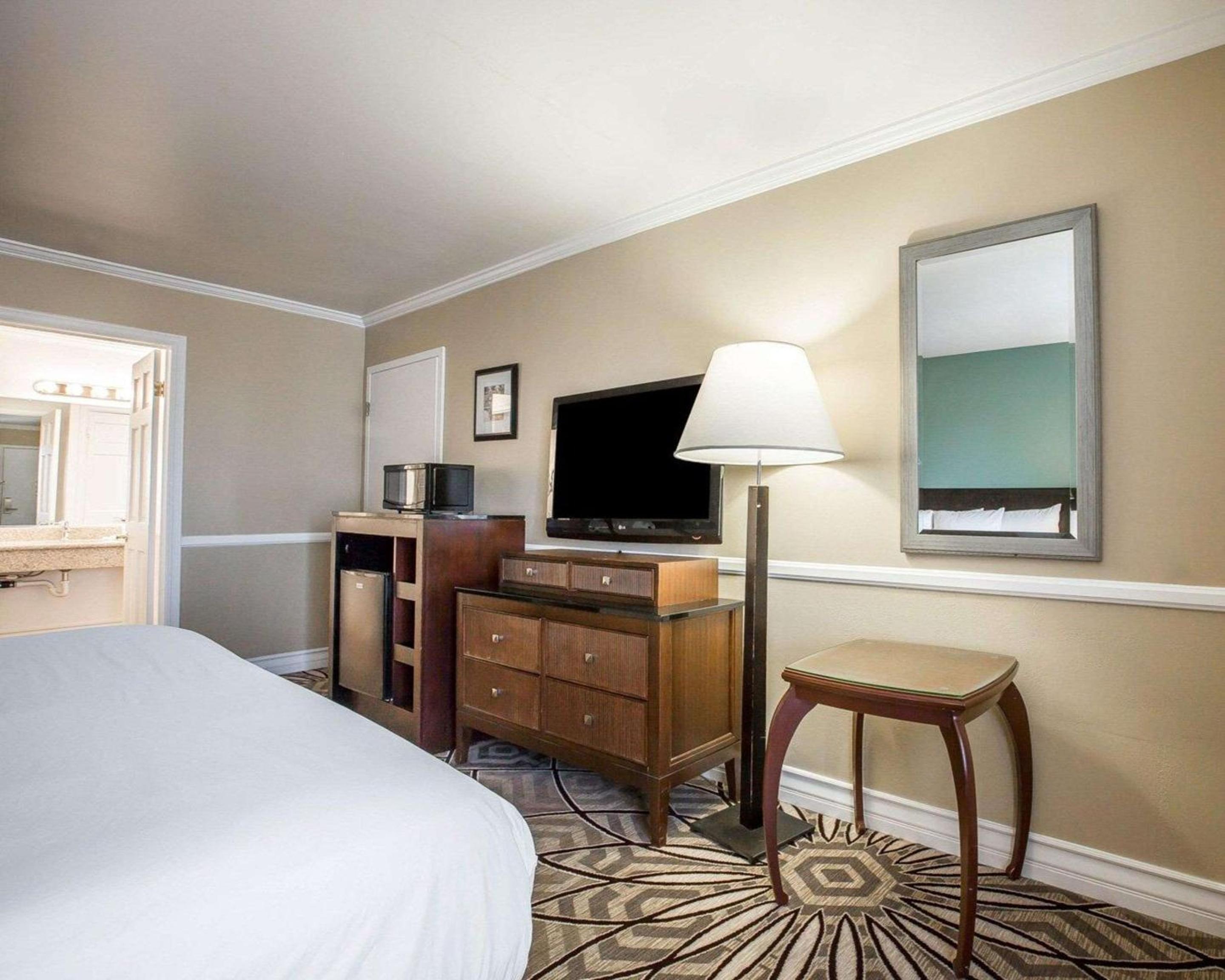 Standard King Room - Photo 4