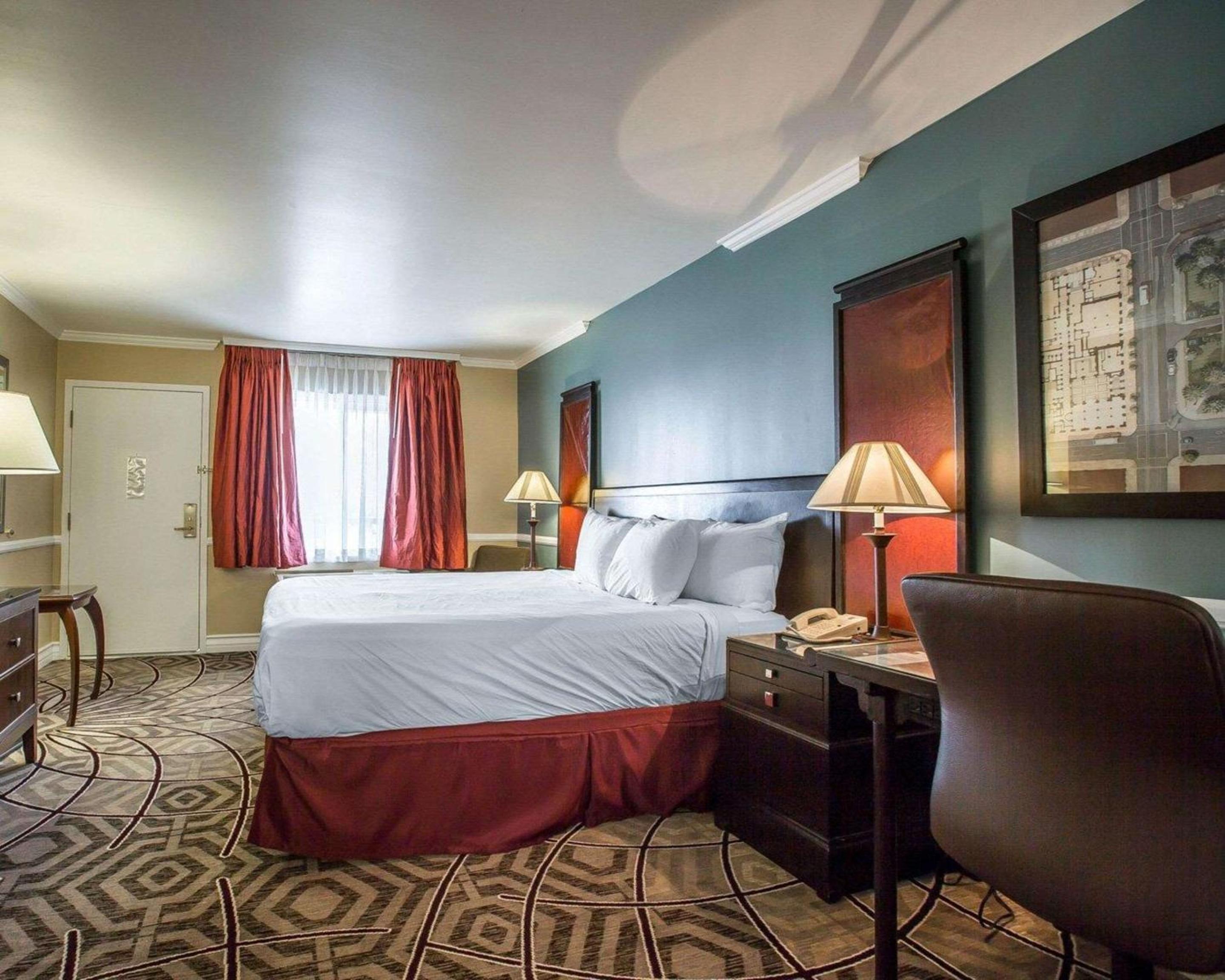 Standard King Room - Photo 5