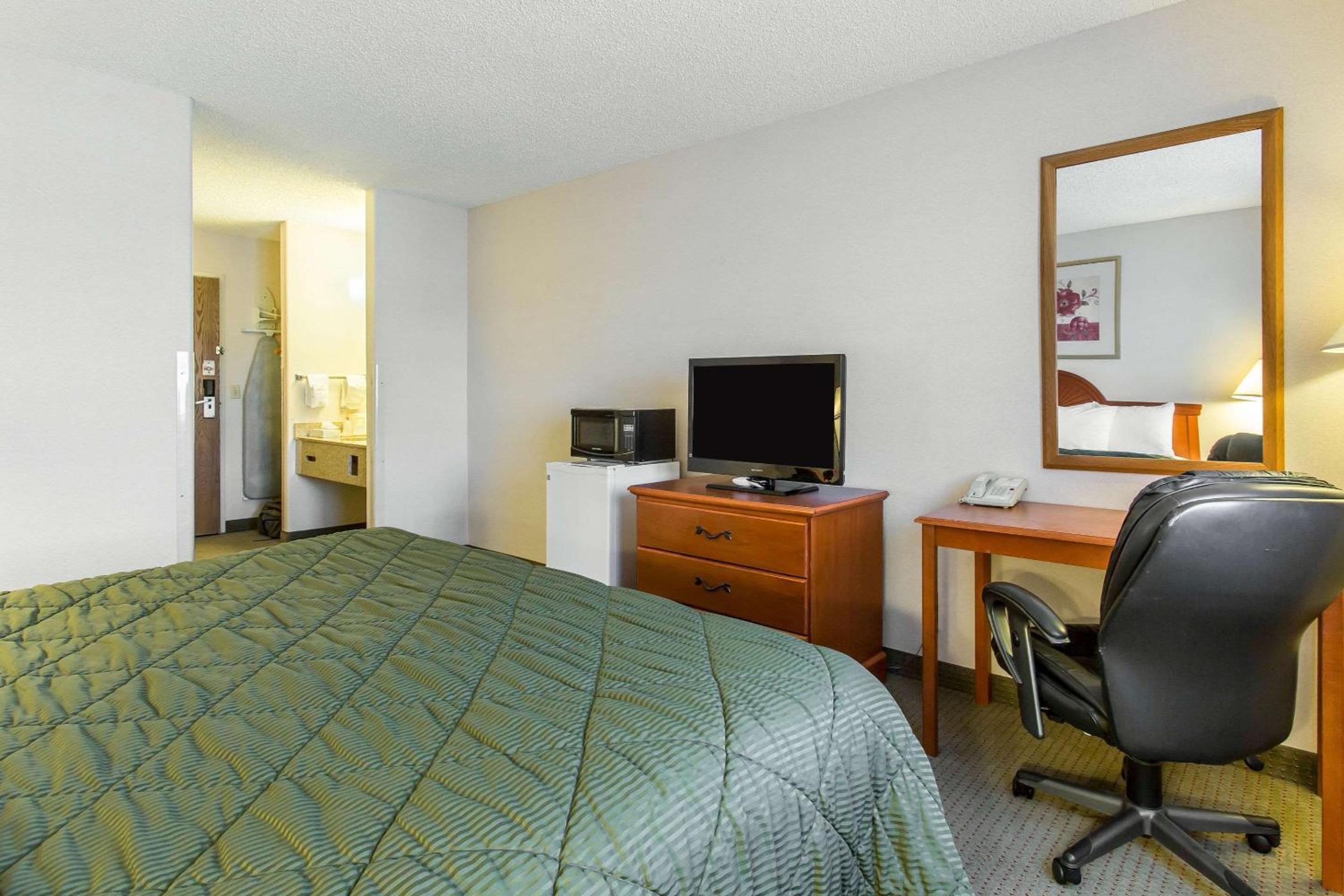 King Room - Non-Smoking - Photo 4