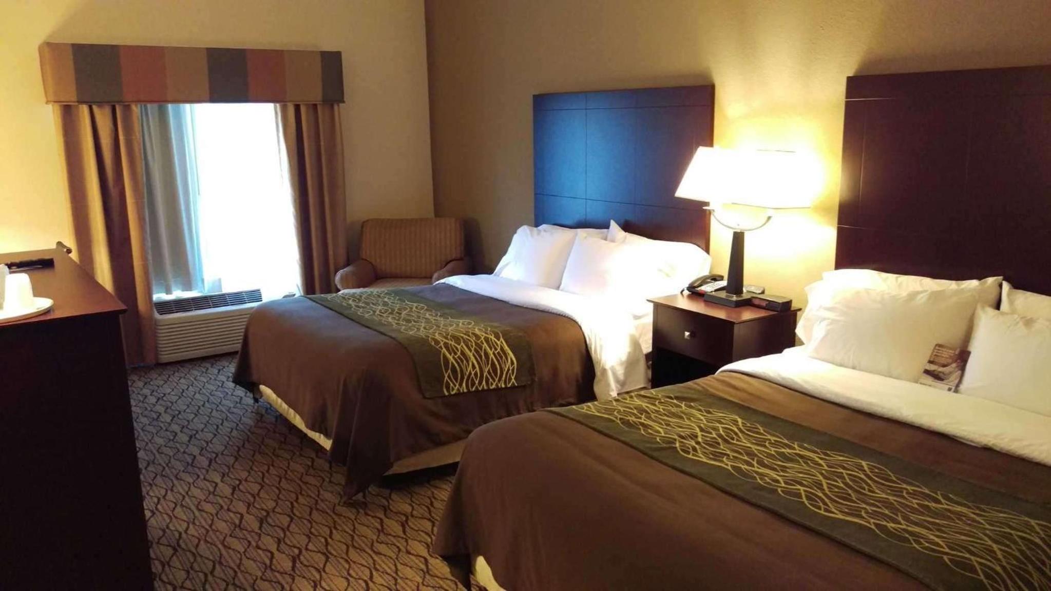 Queen Room with Two Queen Beds - Non-Smoking - Photo 4