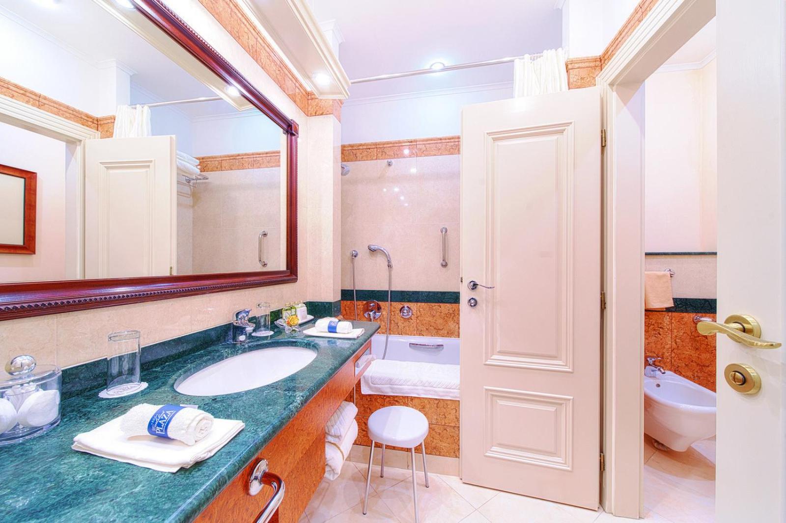 Junior Suite with Entry to Wellness - Photo 2