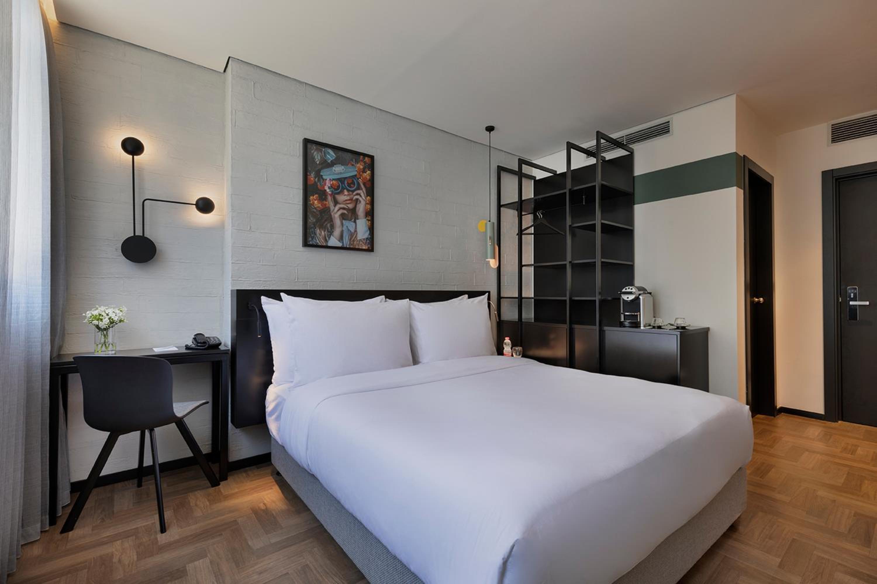 Deluxe Double Room - Photo 11