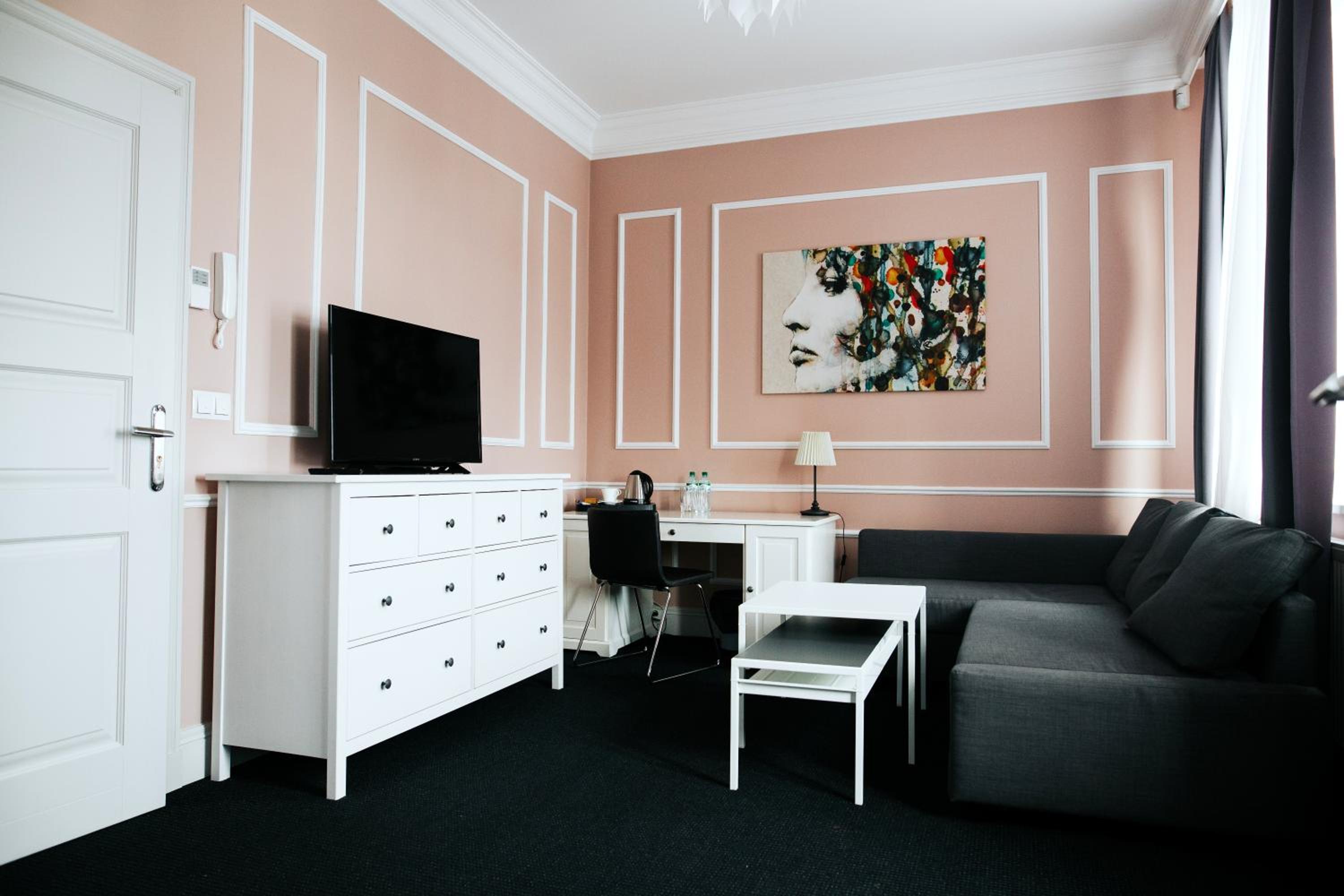 Studio Apartment - Photo 1