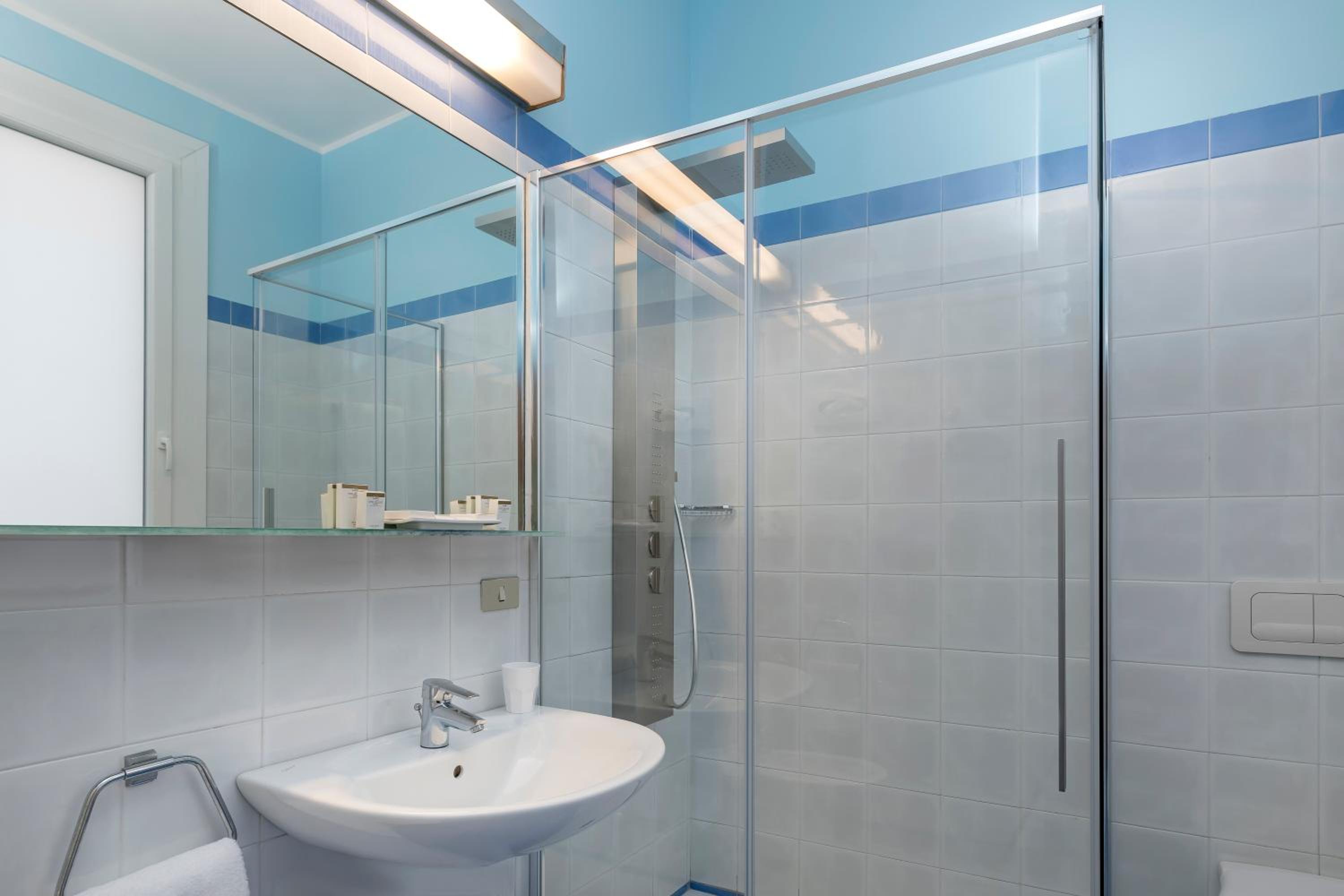 Double or Twin Room with Lateral Sea View - Photo 2