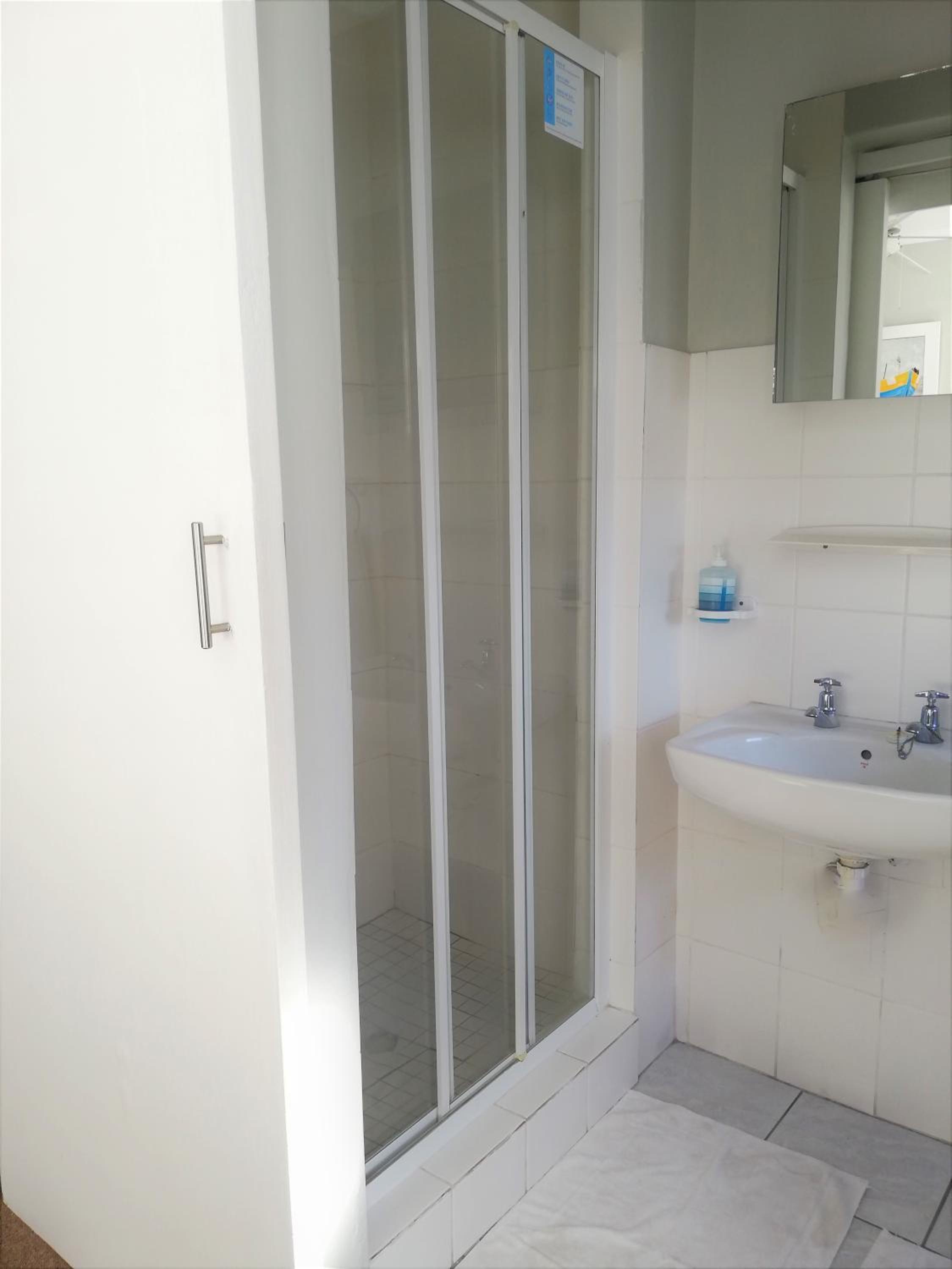 Twin Room with Shower - Photo 8