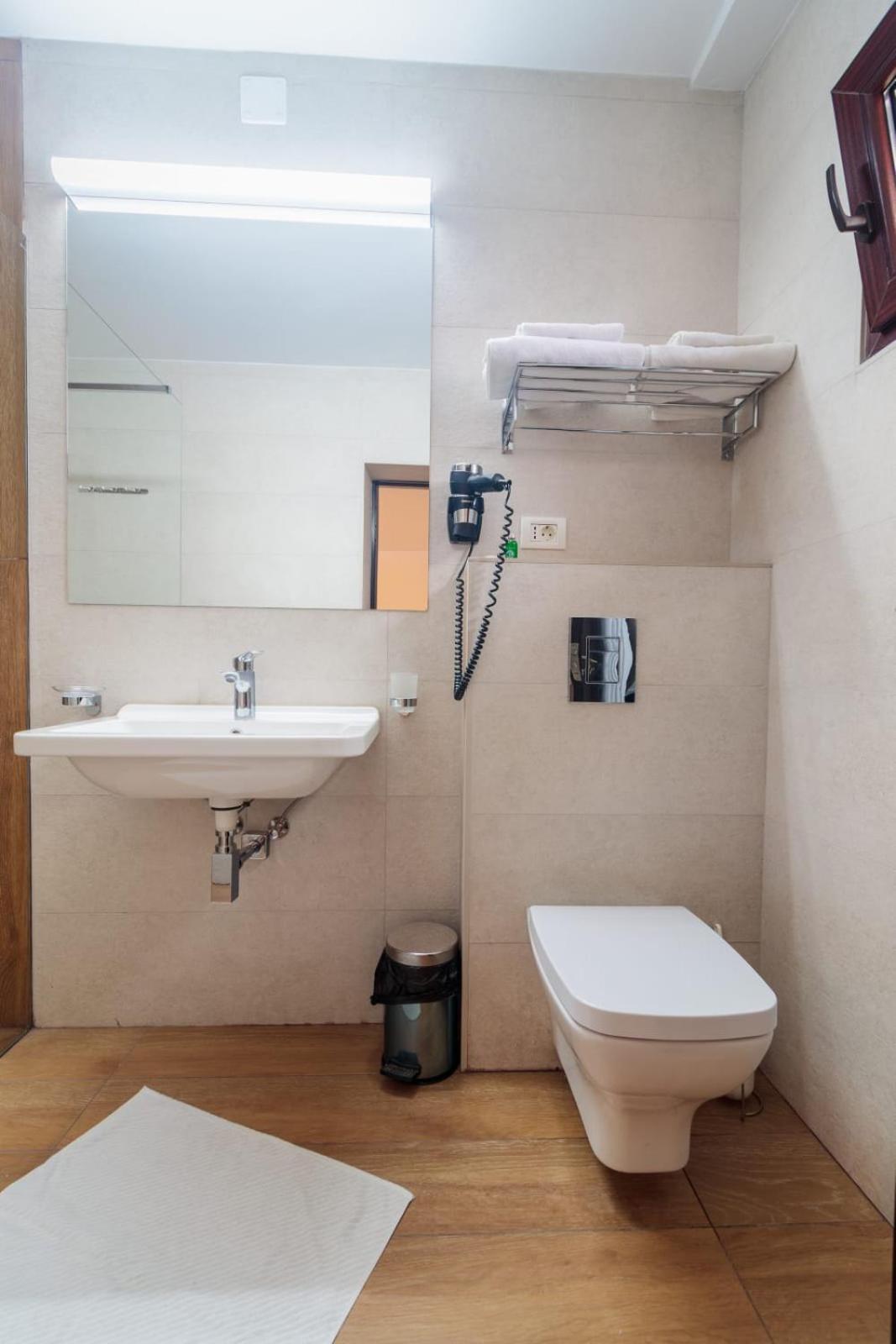 Double Room - Photo 12