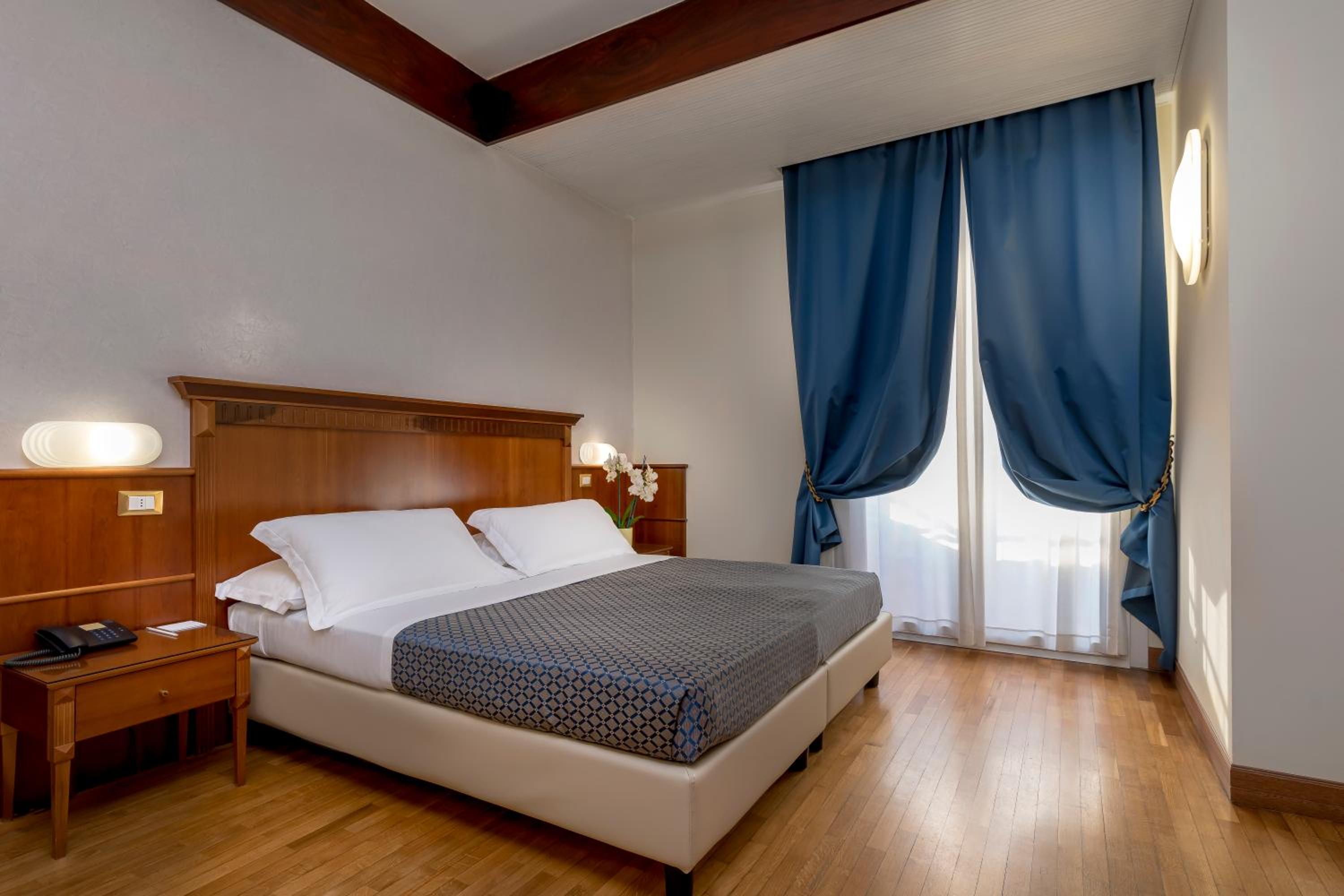 Double or Twin Room with Lateral Sea View - Photo 7