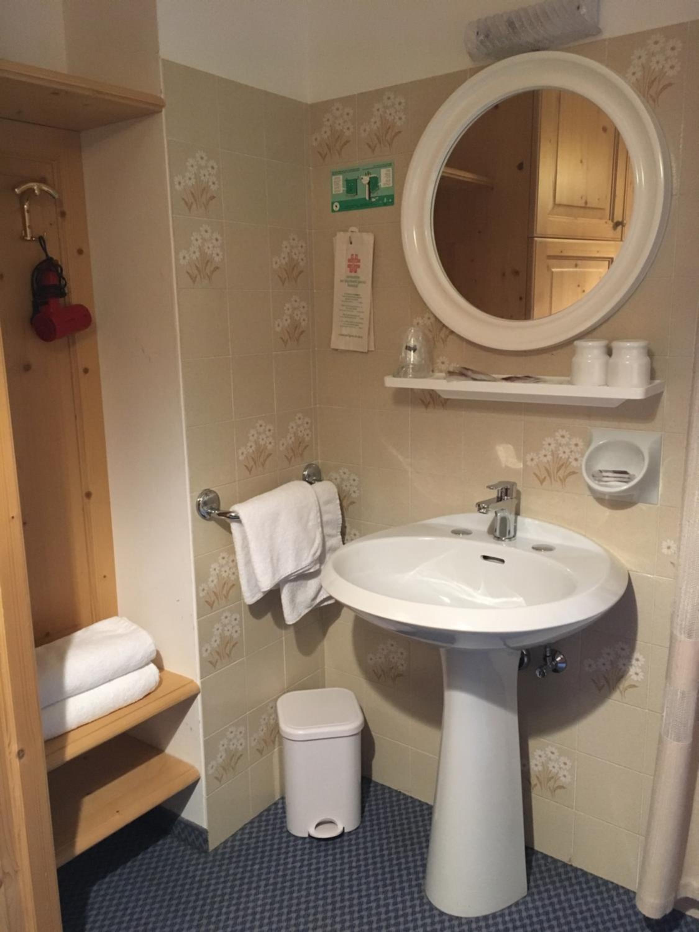Twin Room with Private External Bathroom - Photo 3