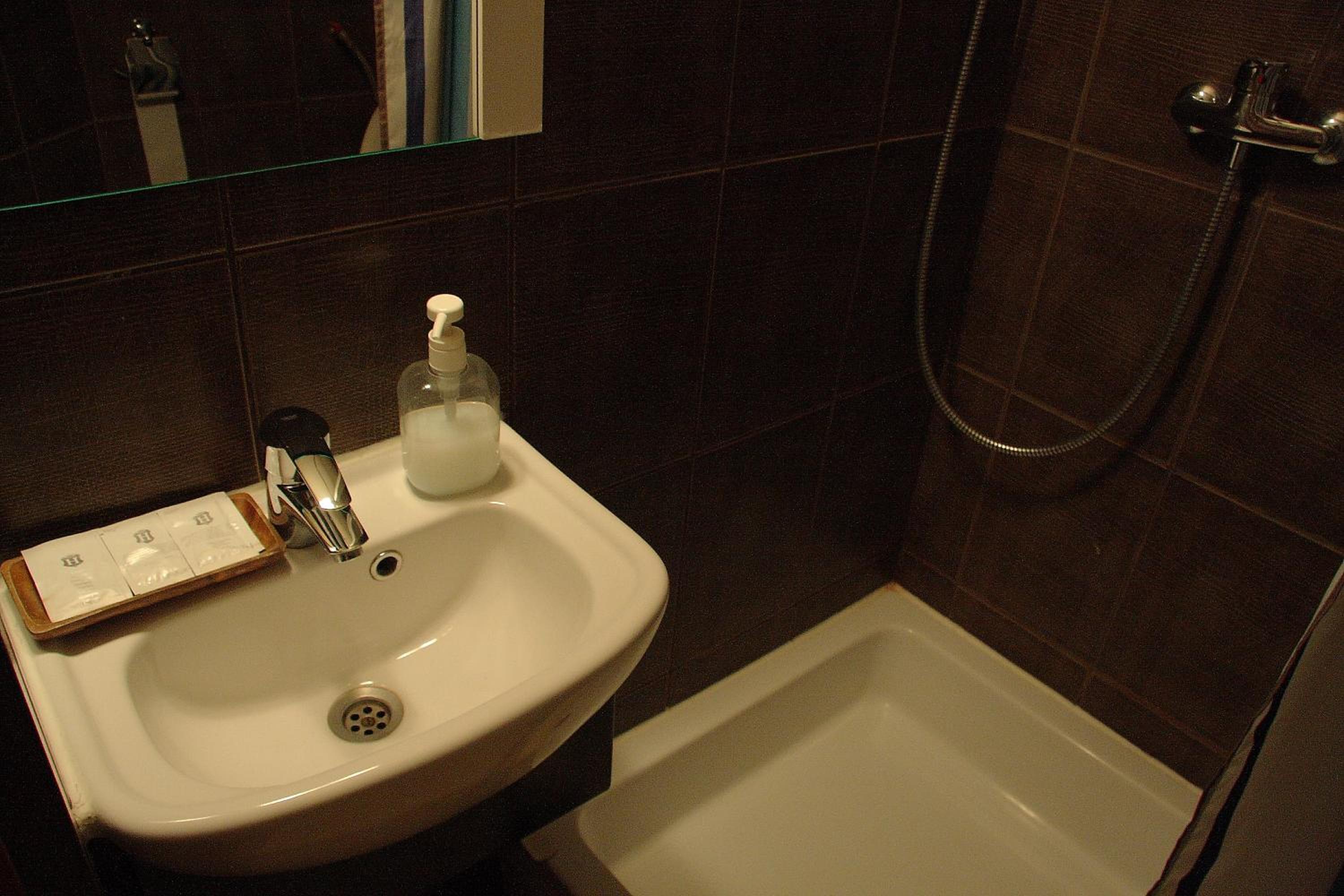 Economy Triple Room - Photo 5