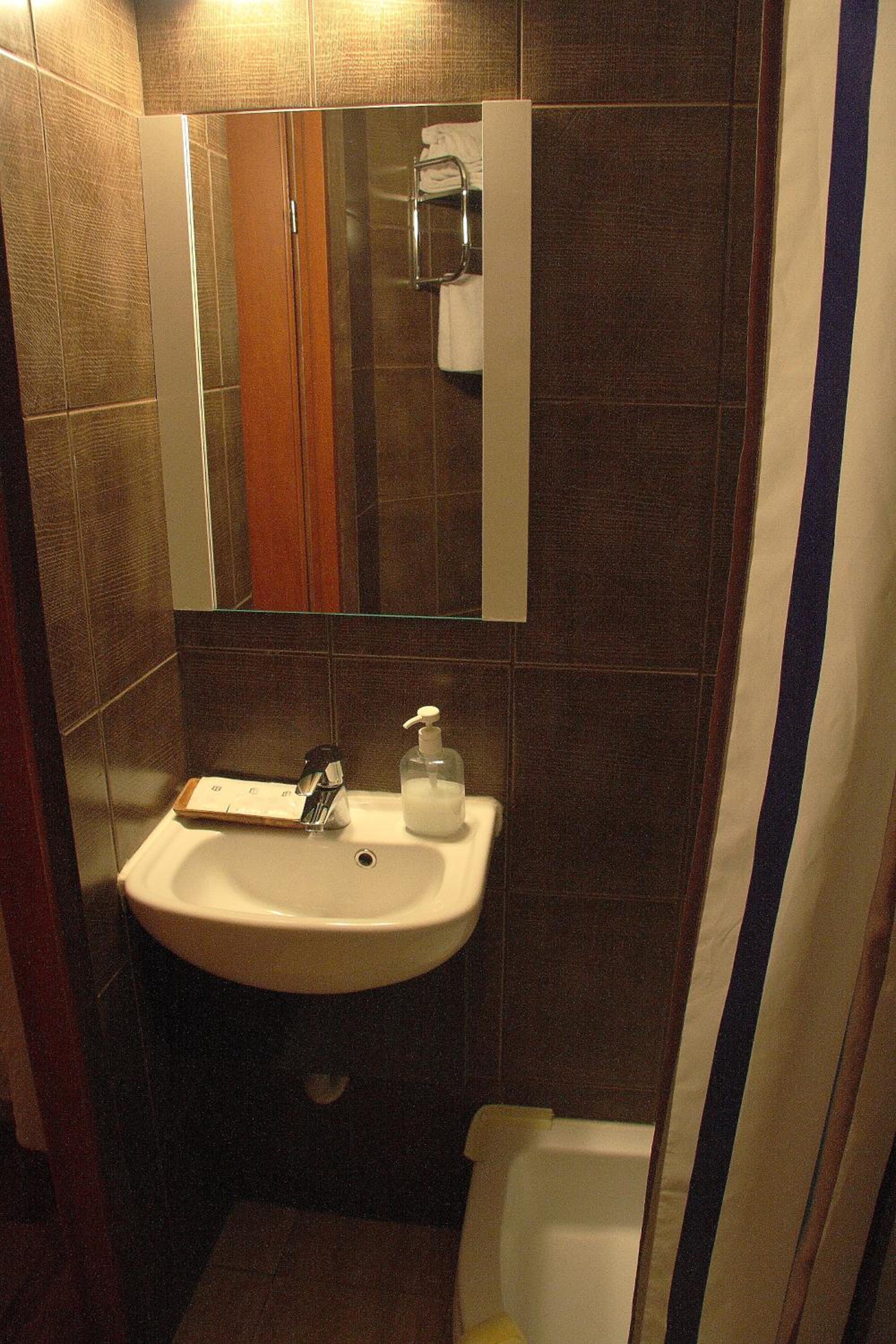 Economy Triple Room - Photo 6
