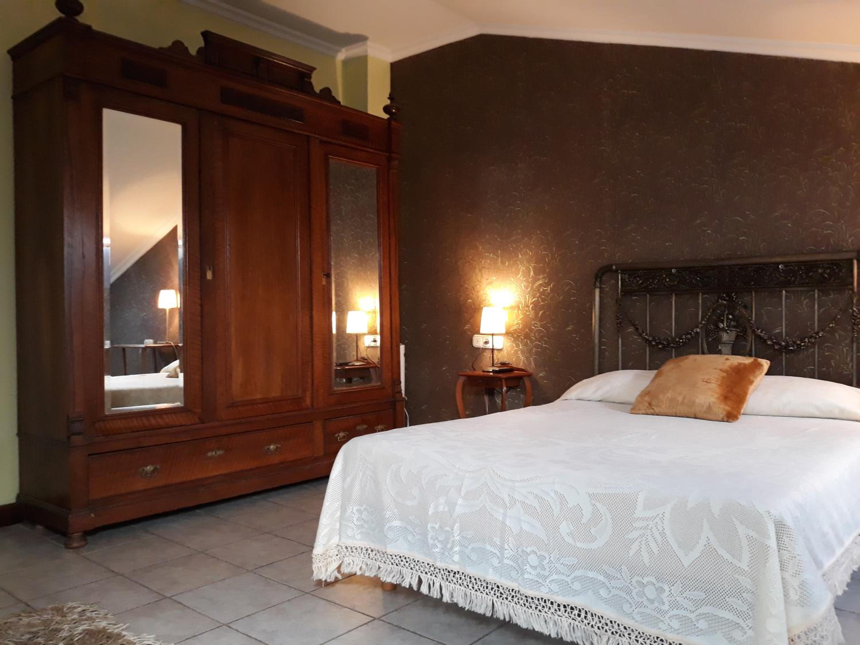 Large Double Room - Photo 3