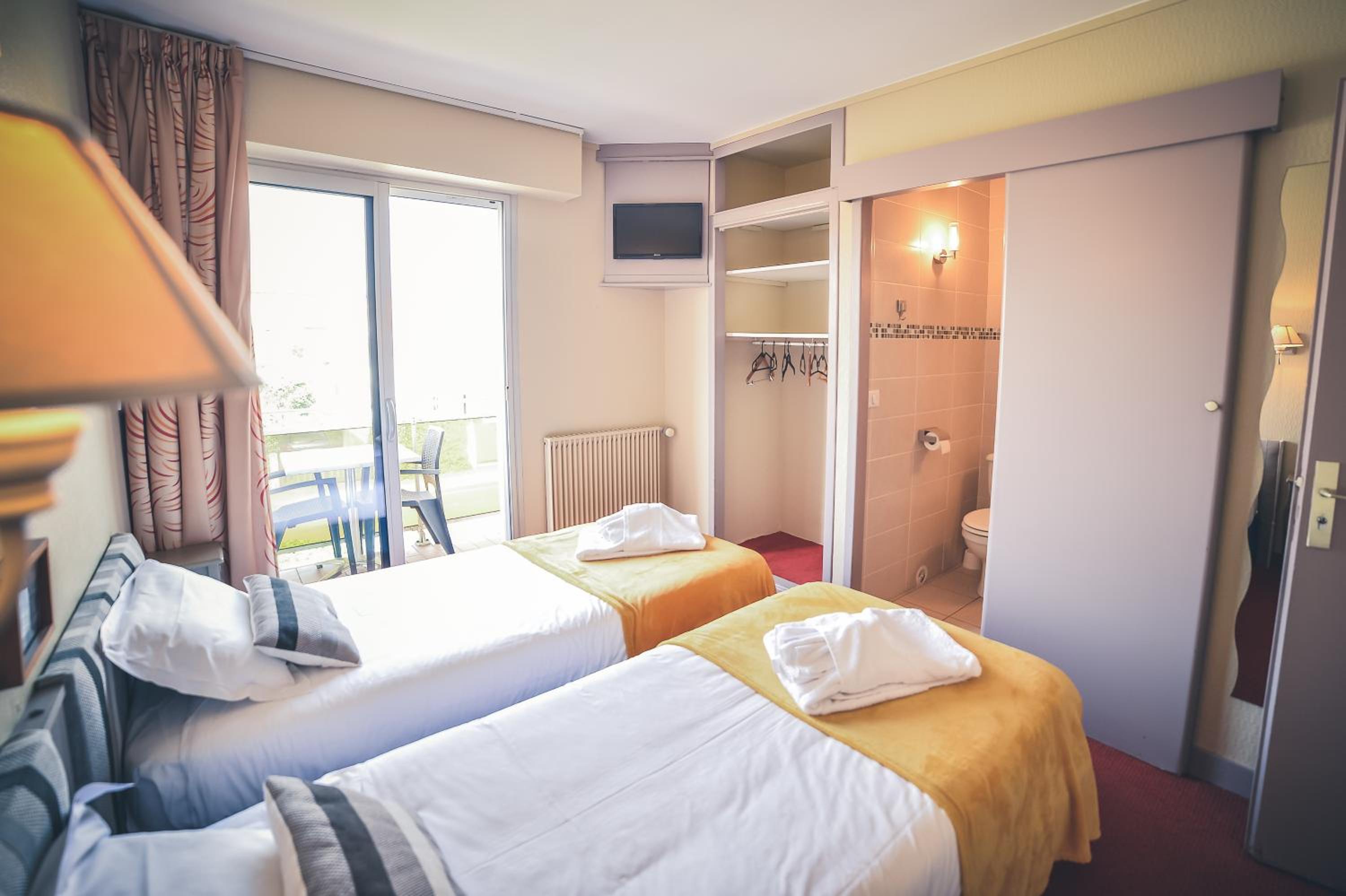 Twin Room with Balcony - Photo 1