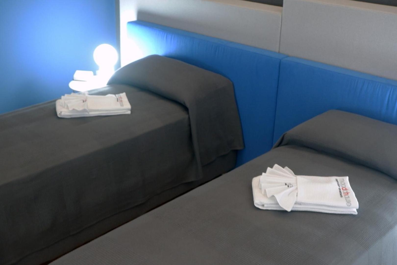 Superior Double or Twin Room with City View - Photo 8