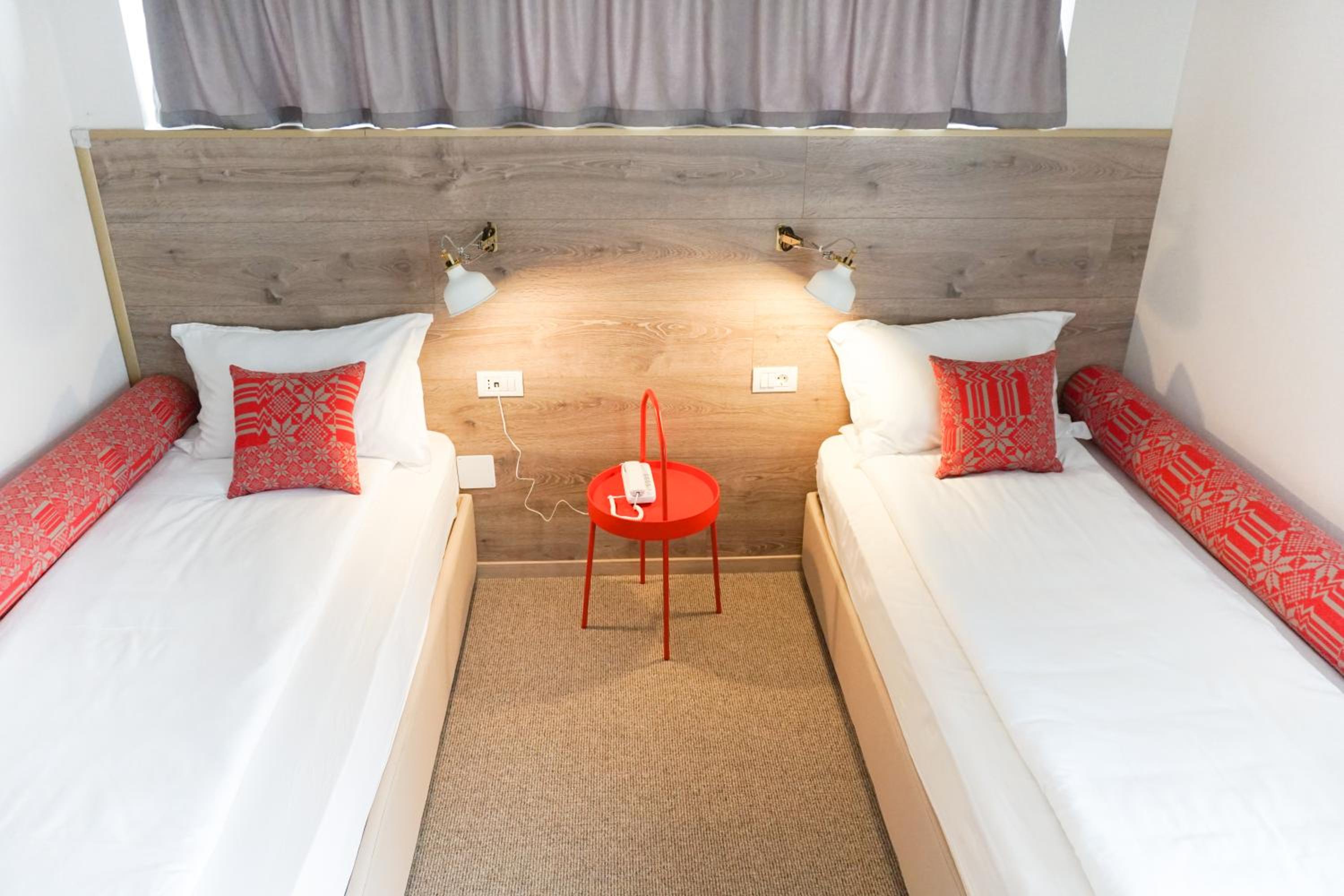 Standard Twin Room - Photo 17