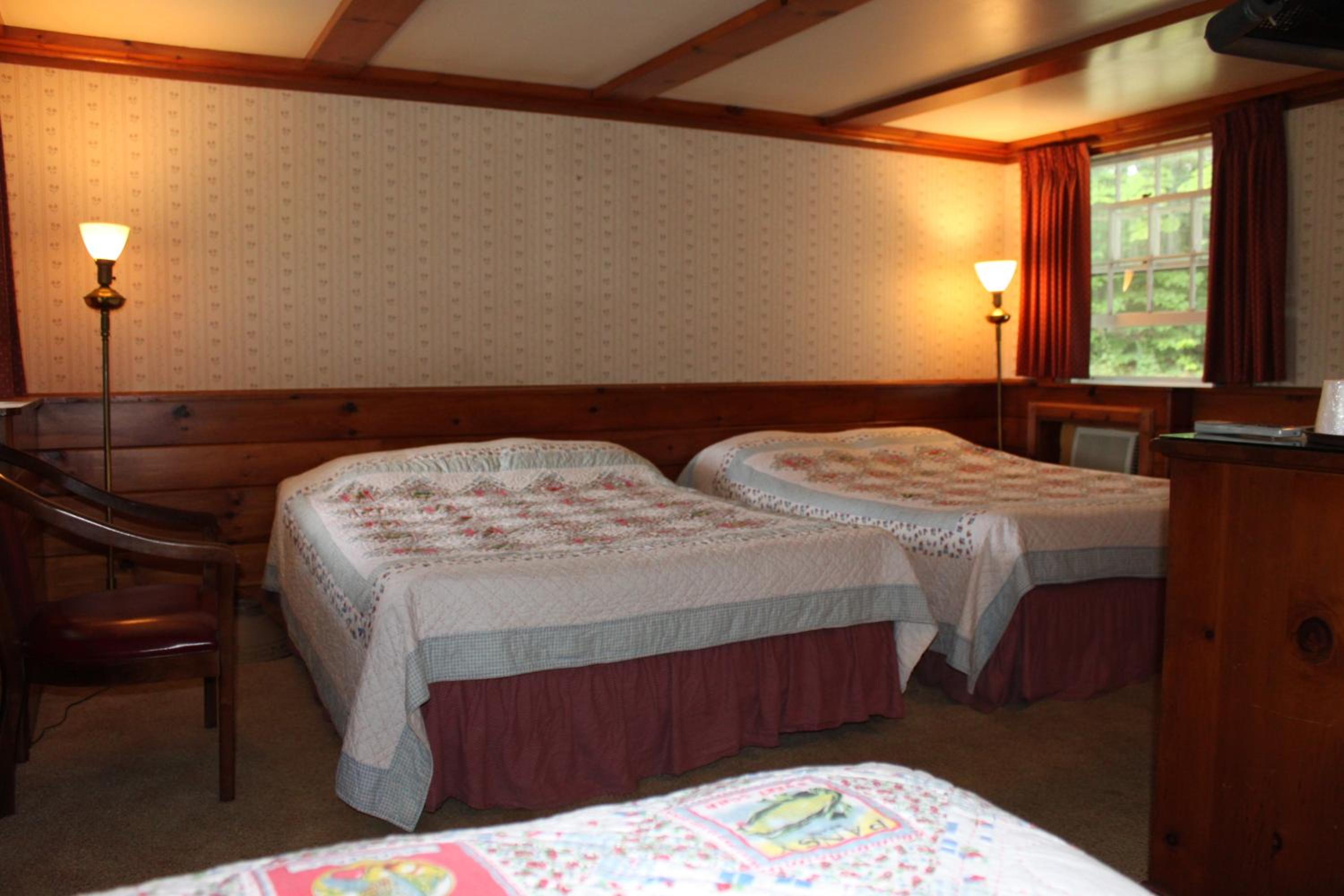 Queen Room With Additional Twin Bed photo 2