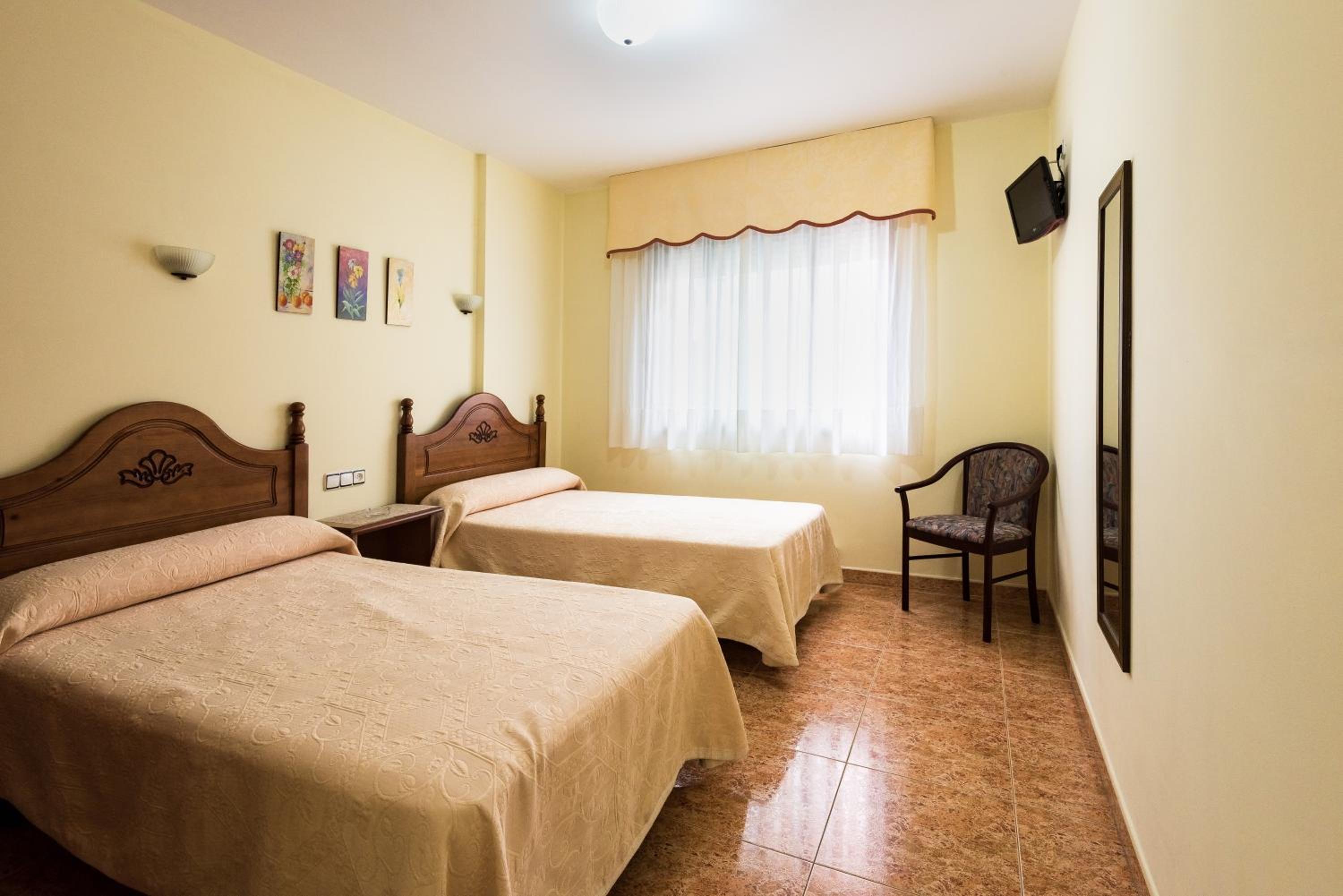 Double or Twin Room - Photo 9