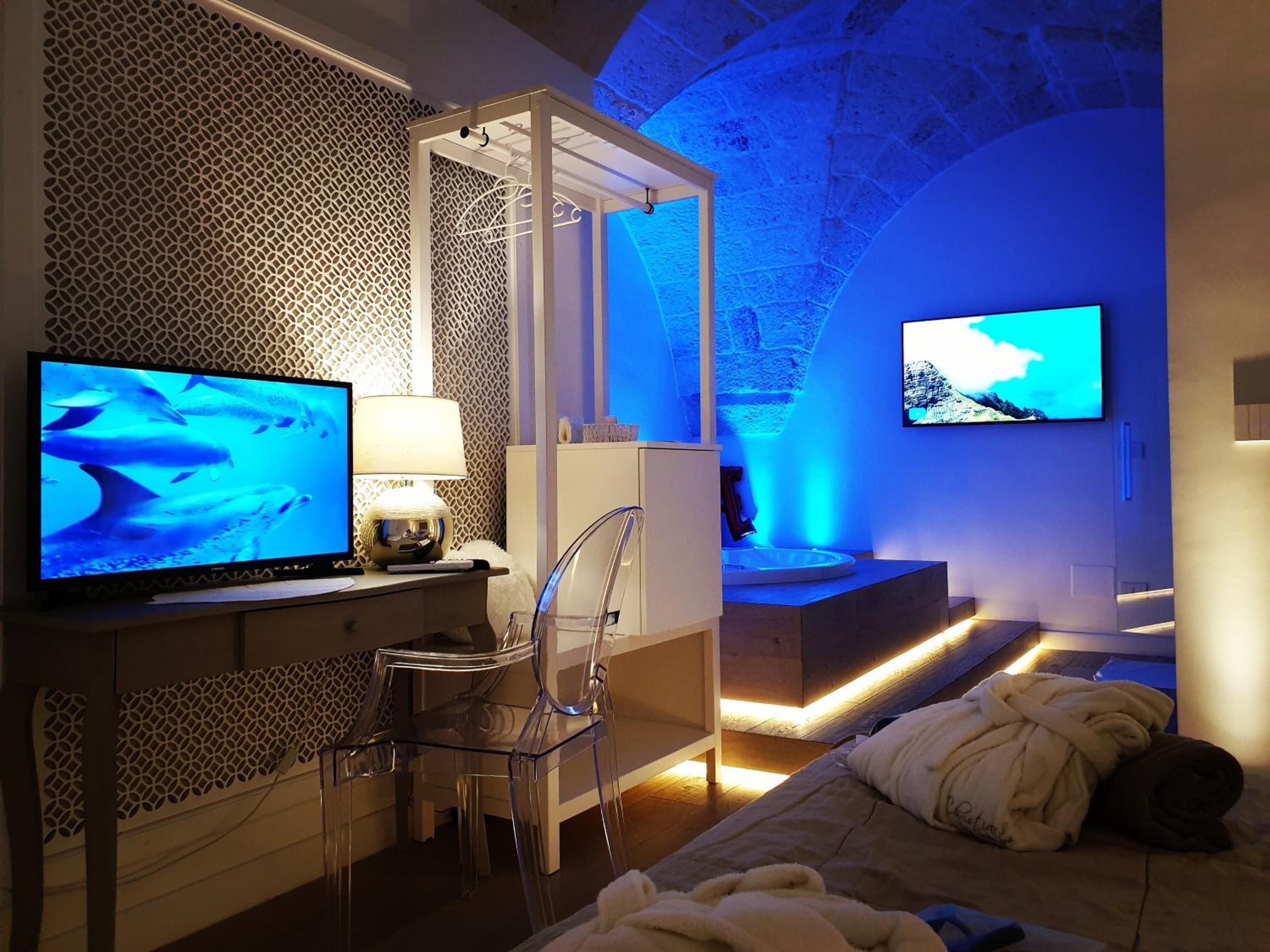 Suite with Hot Tub