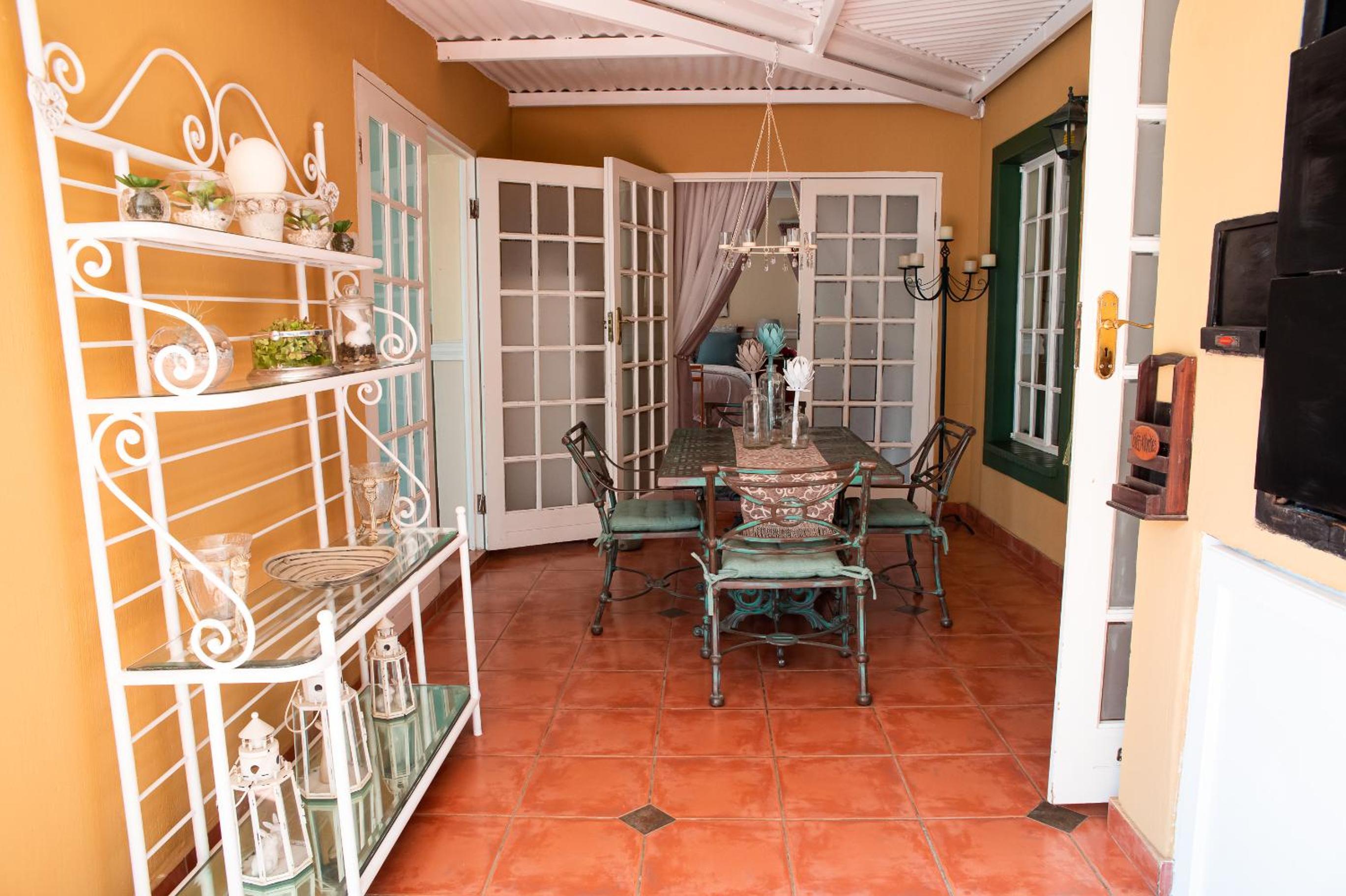 Double Room with Patio - Photo 3