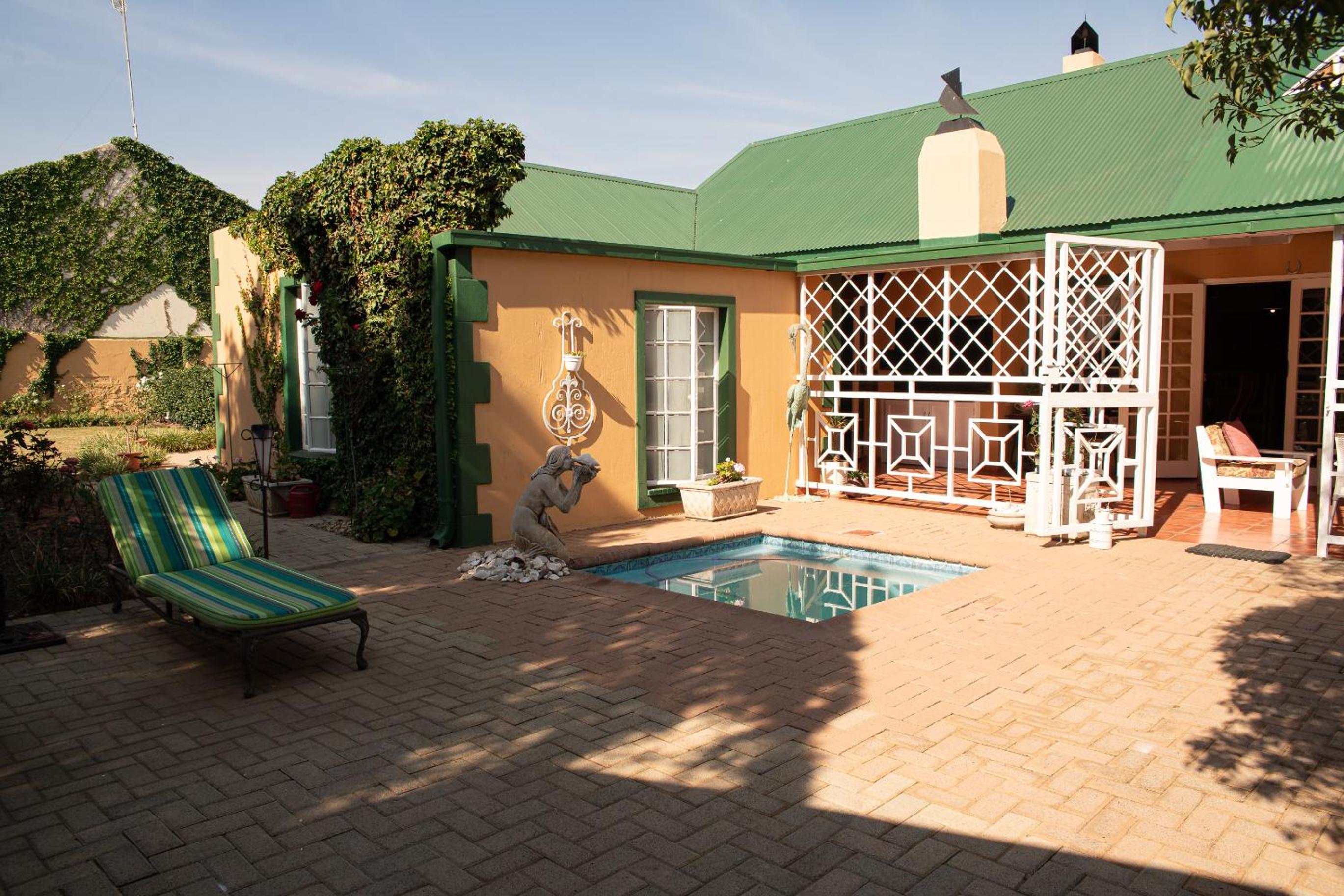 Double Room with Patio - Photo 11