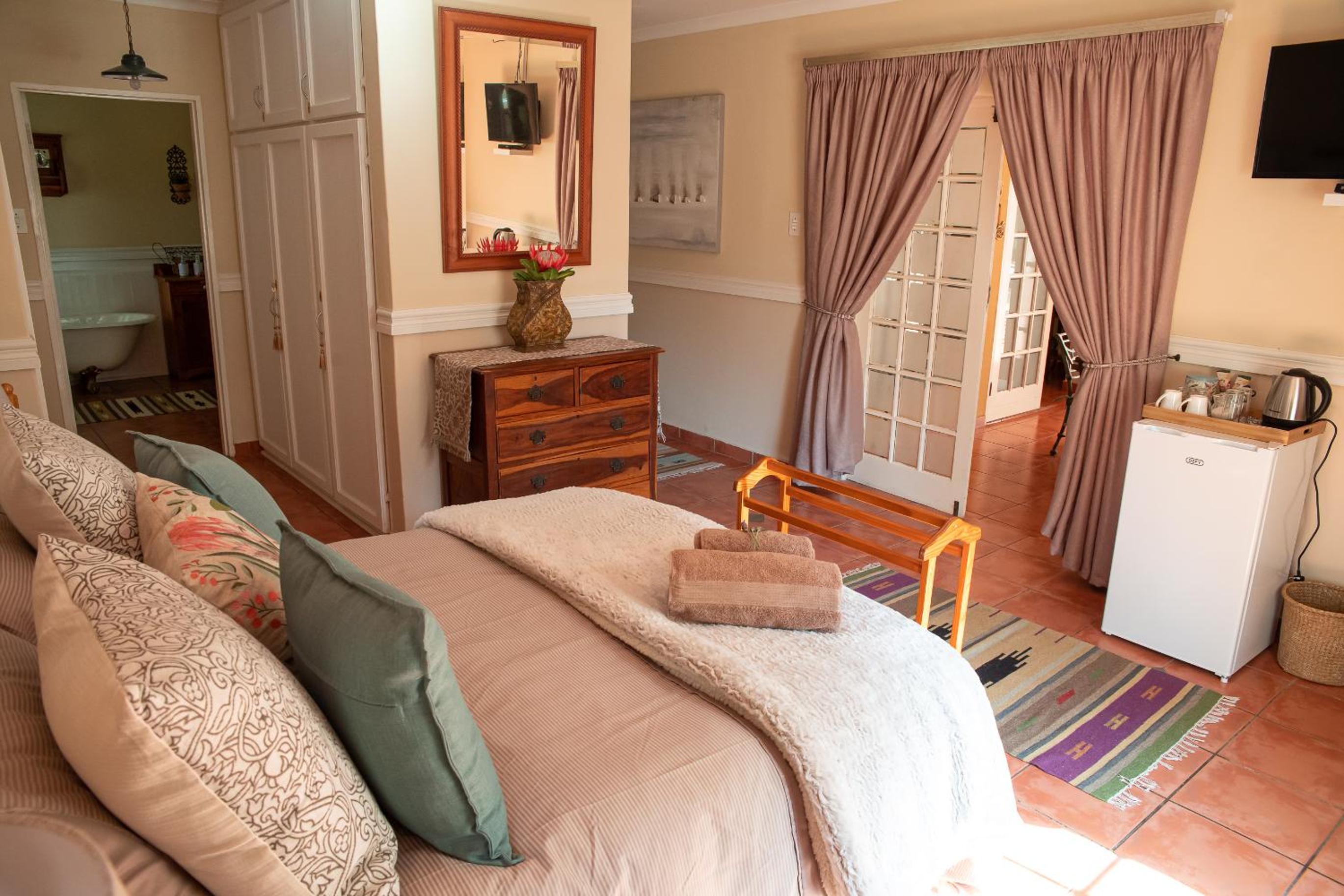 Double Room with Patio - Photo 13